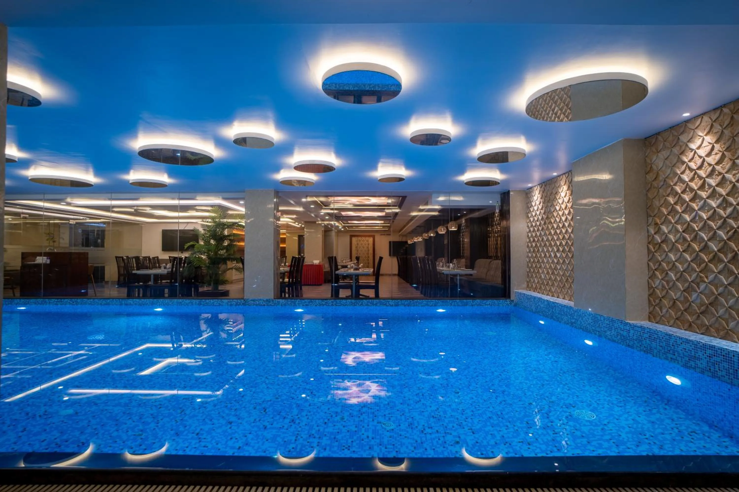 Swimming pool in Hotel Mansha Regency