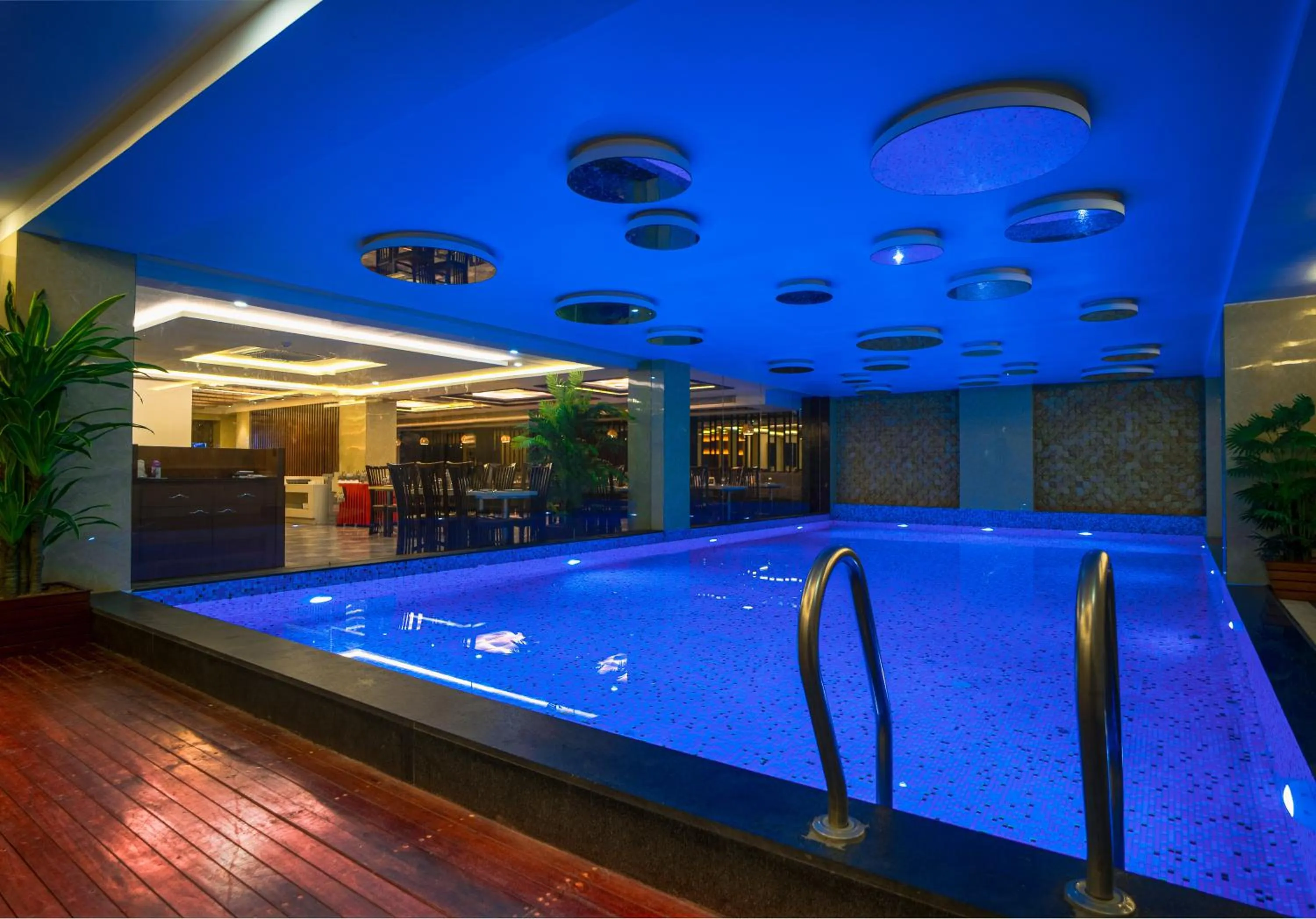 Swimming pool in Hotel Mansha Regency