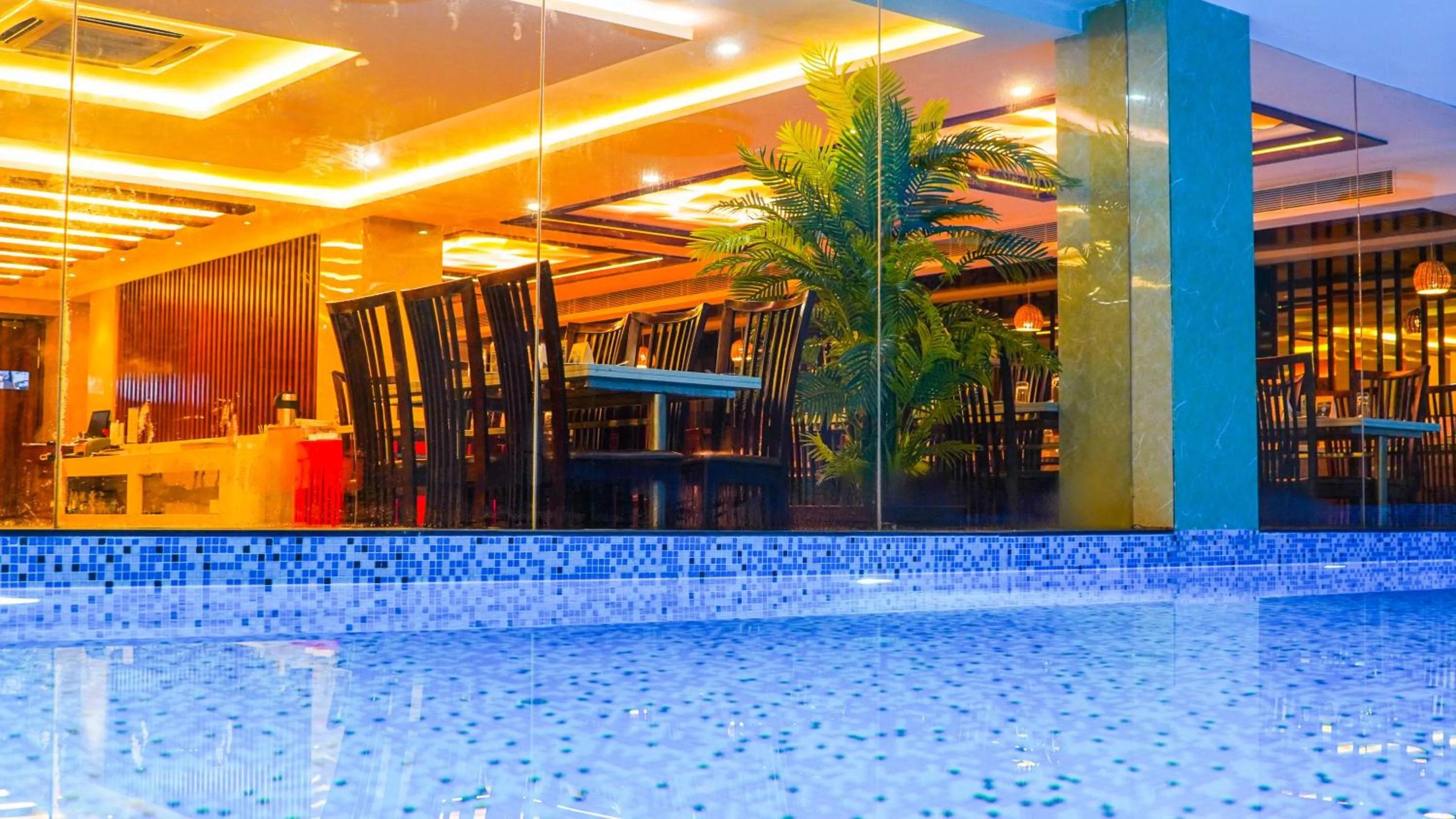 Swimming pool in Hotel Mansha Regency