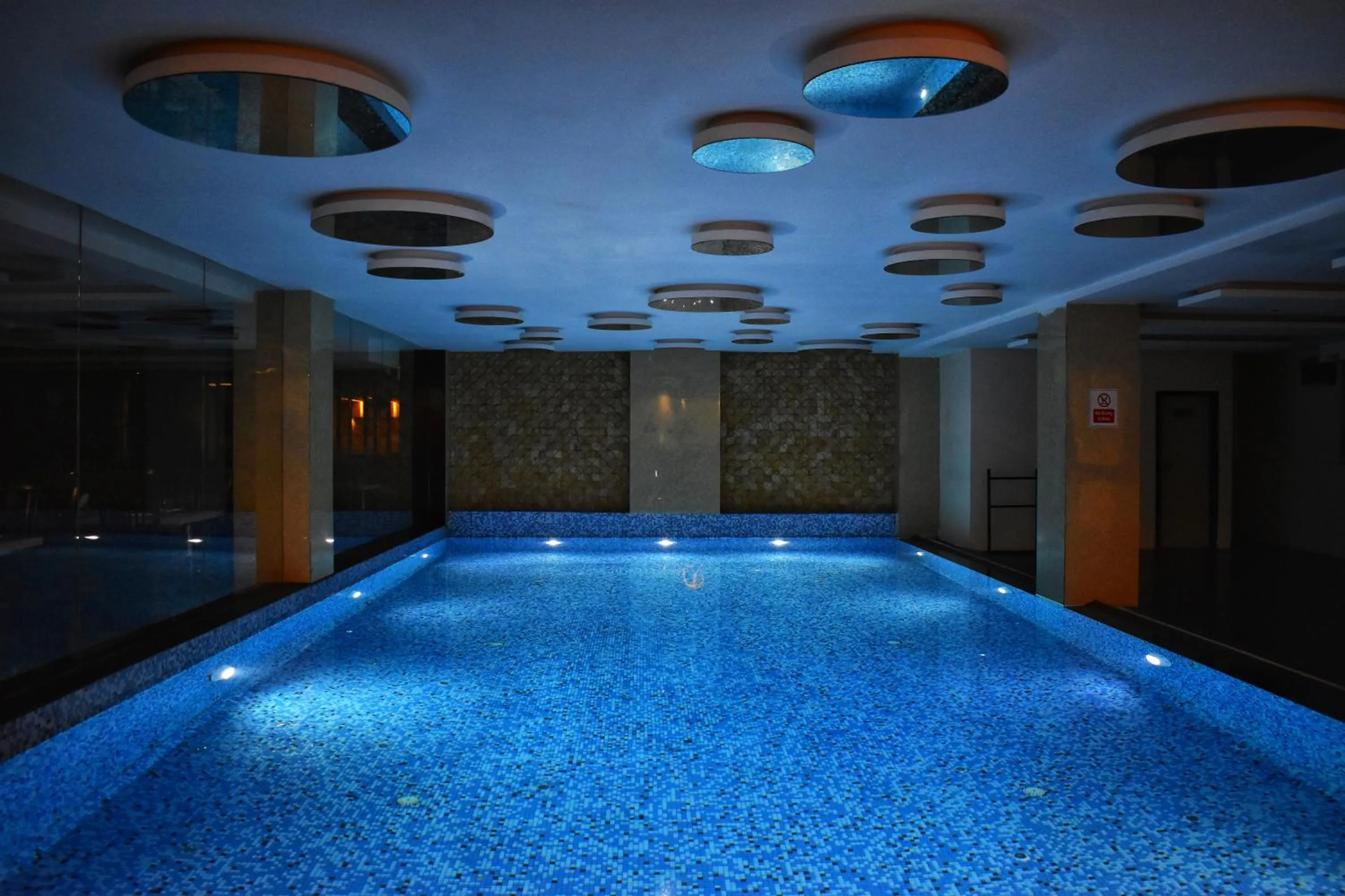 Swimming pool in Hotel Mansha Regency