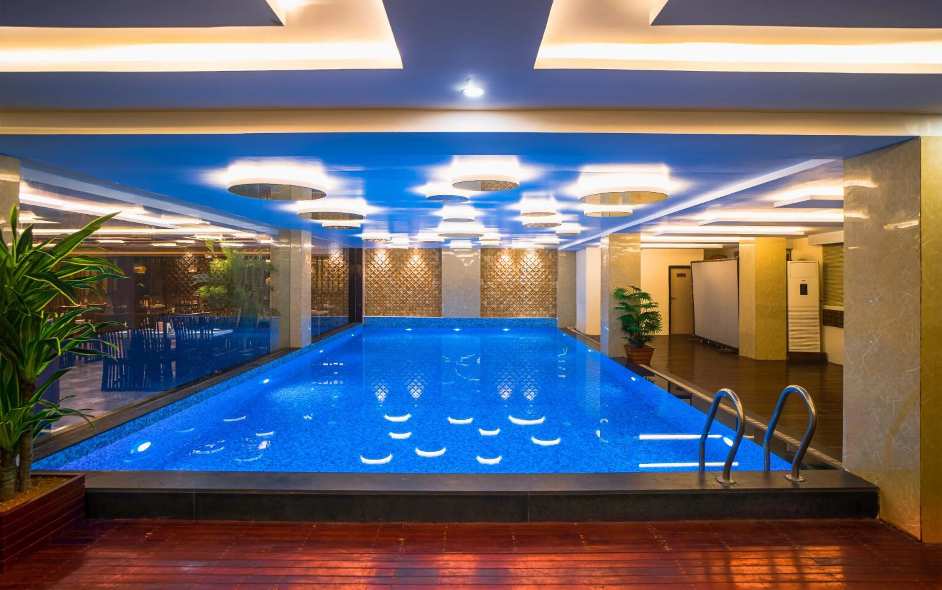 Swimming pool in Hotel Mansha Regency