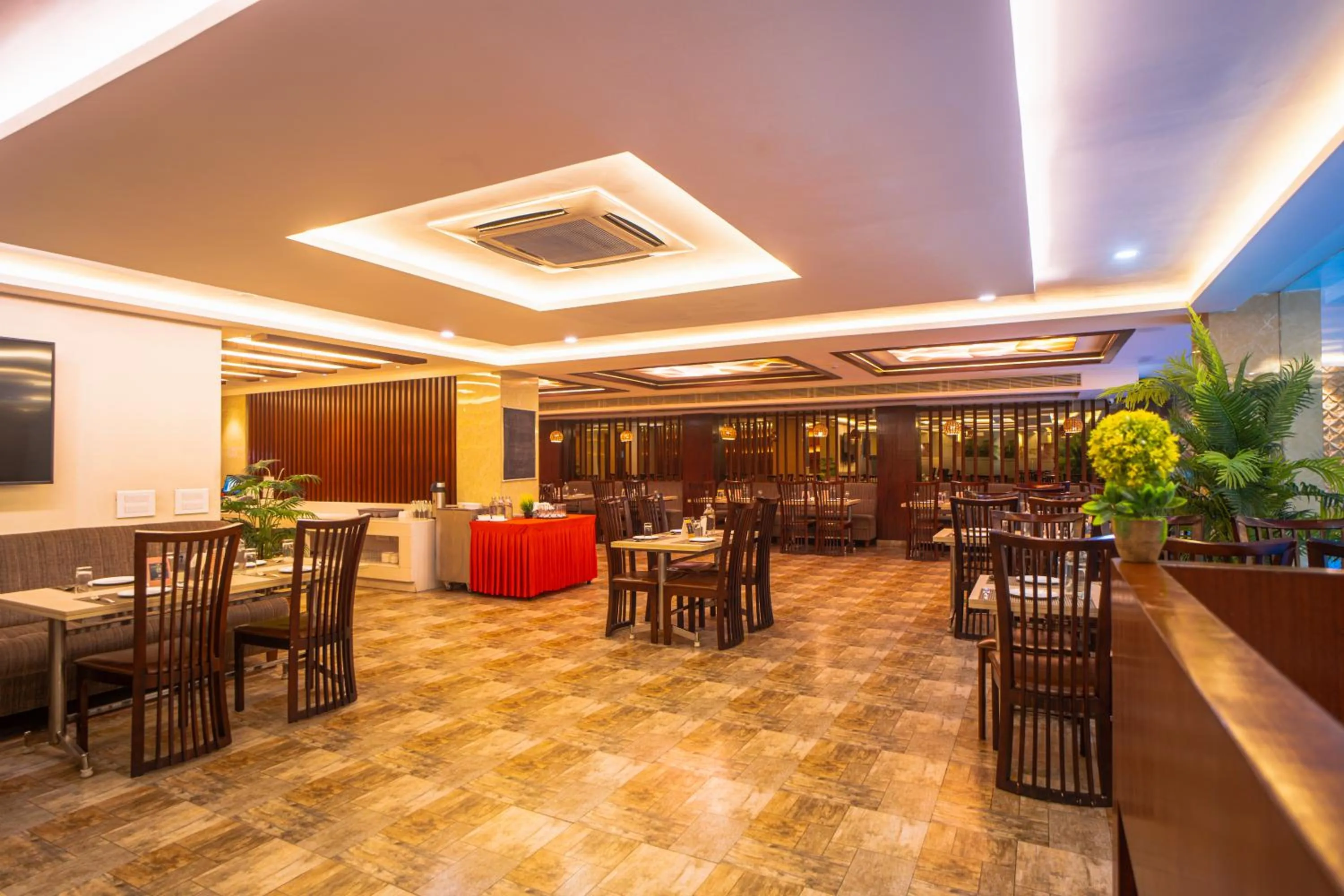 Restaurant/places to eat in Hotel Mansha Regency