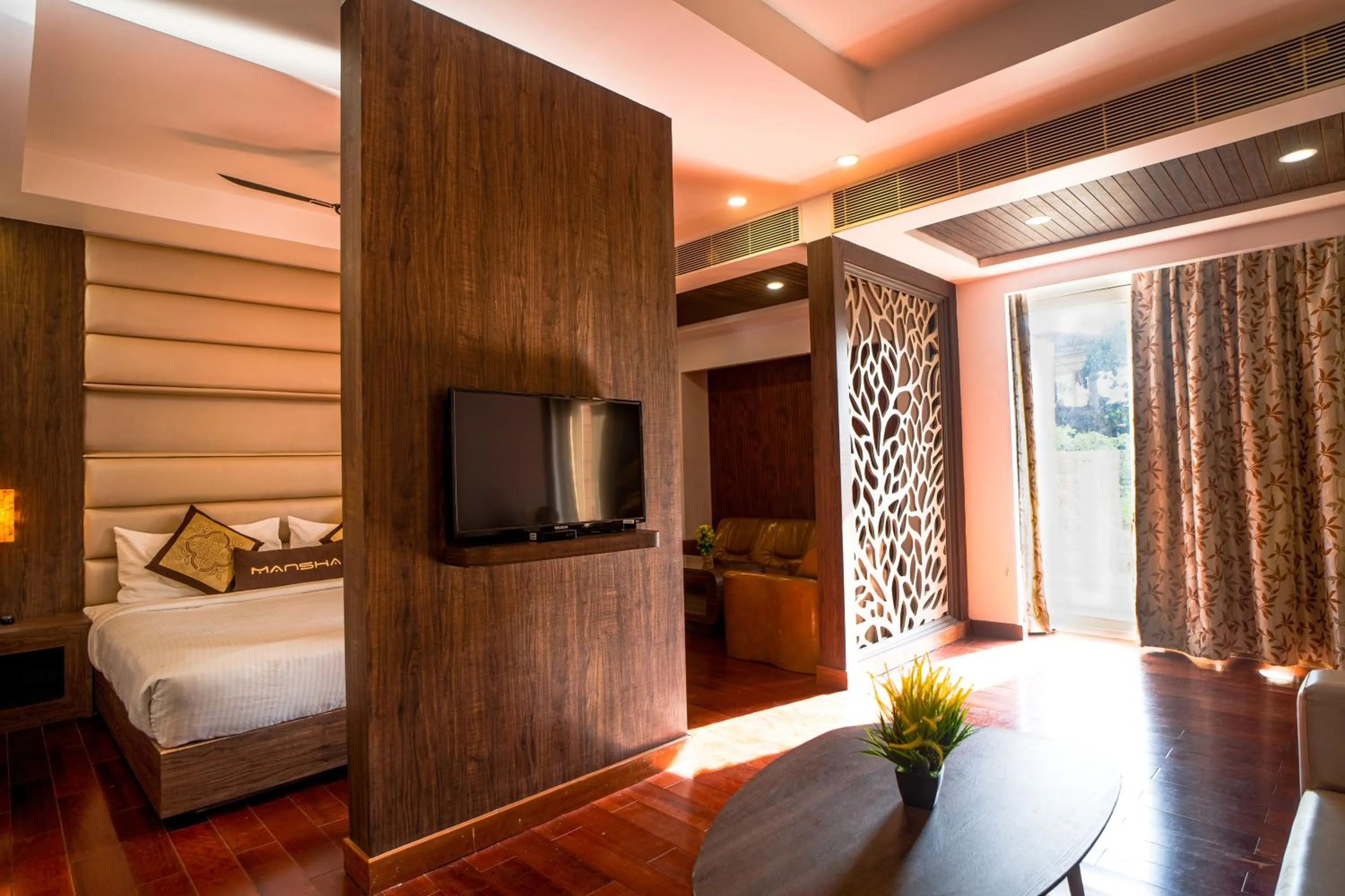 Communal lounge/ TV room, Bed in Hotel Mansha Regency