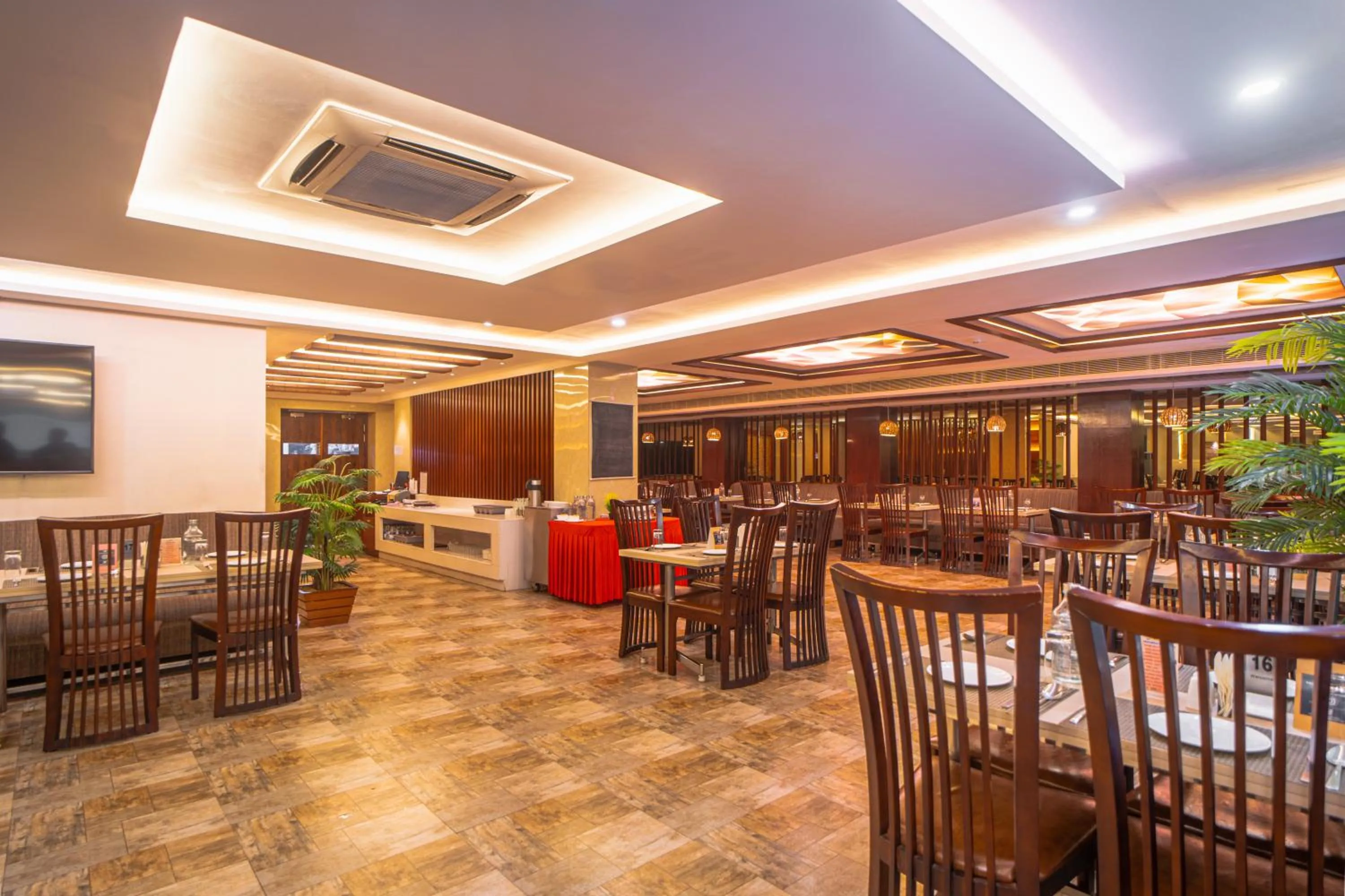Restaurant/places to eat in Hotel Mansha Regency