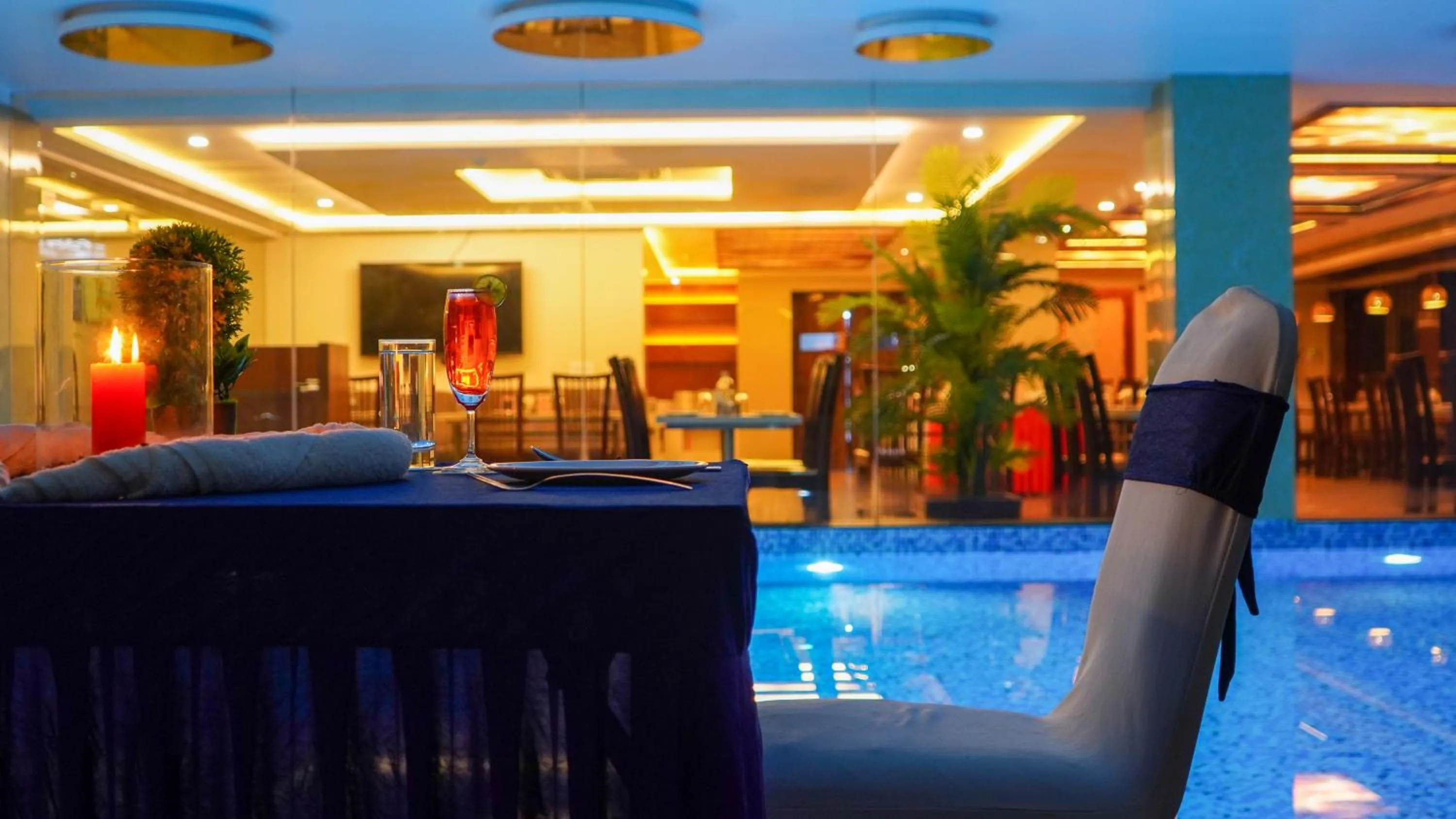 Swimming pool in Hotel Mansha Regency