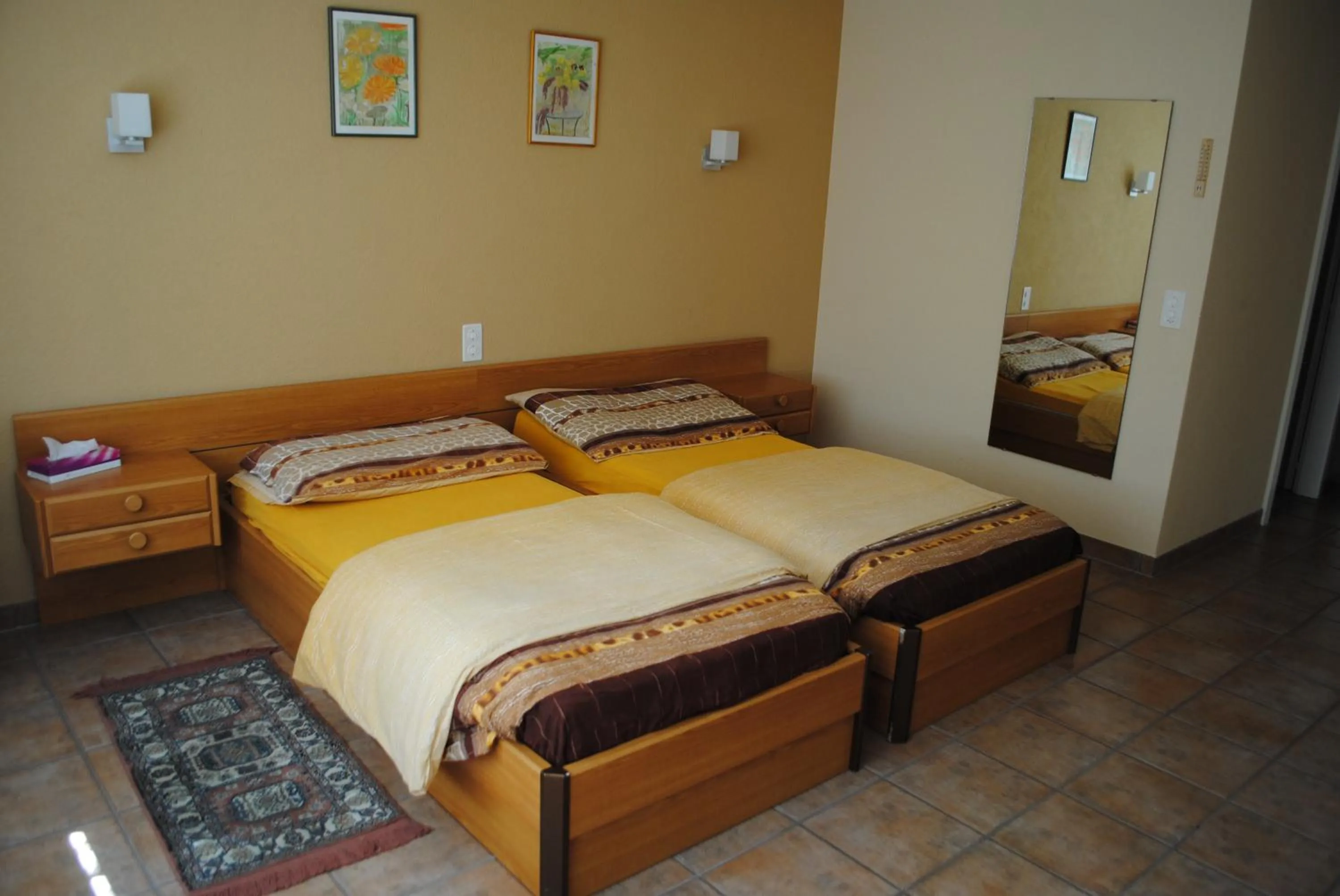 Photo of the whole room, Bed in Motel - Hôtel La Poularde