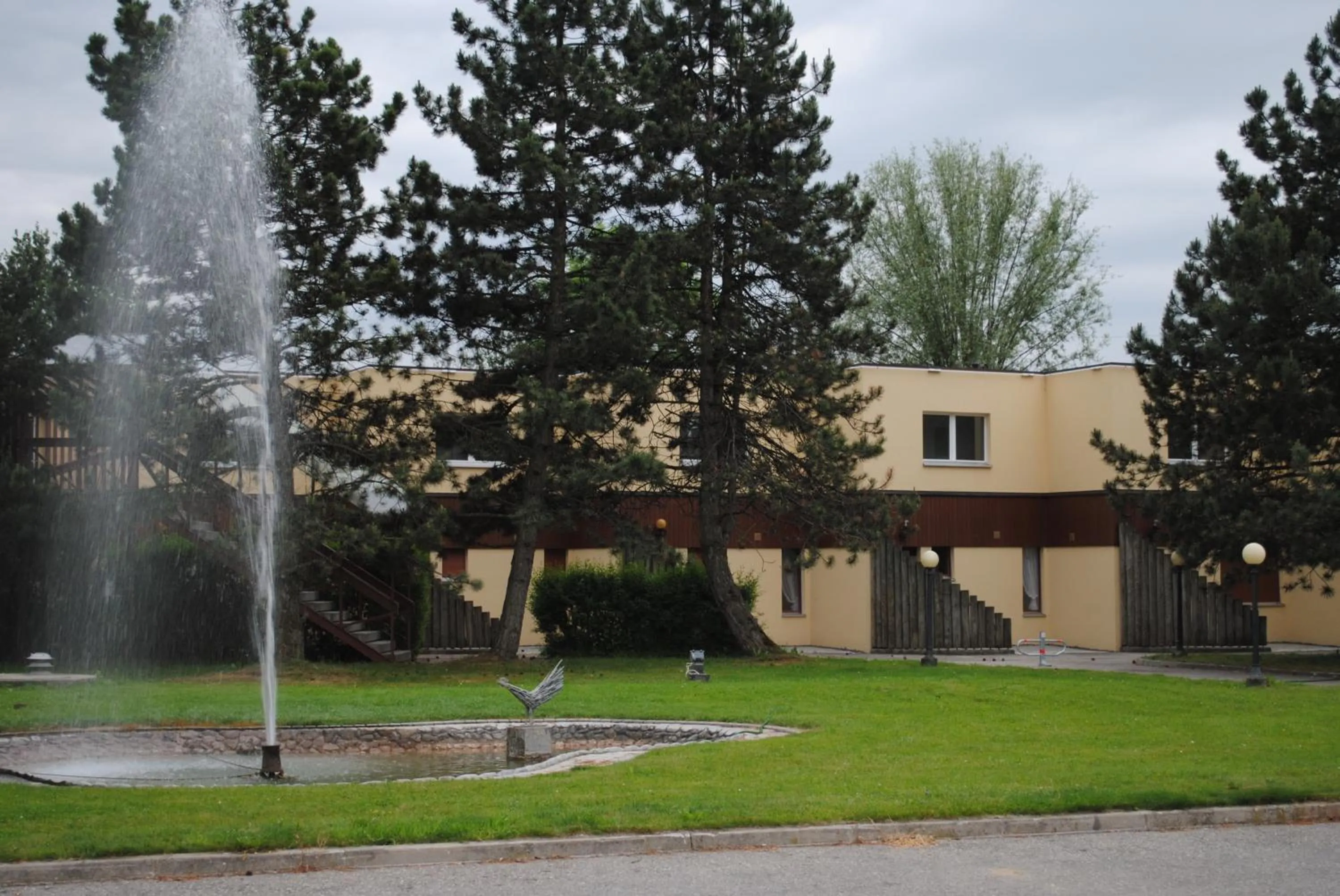 Property building in Motel - Hôtel La Poularde