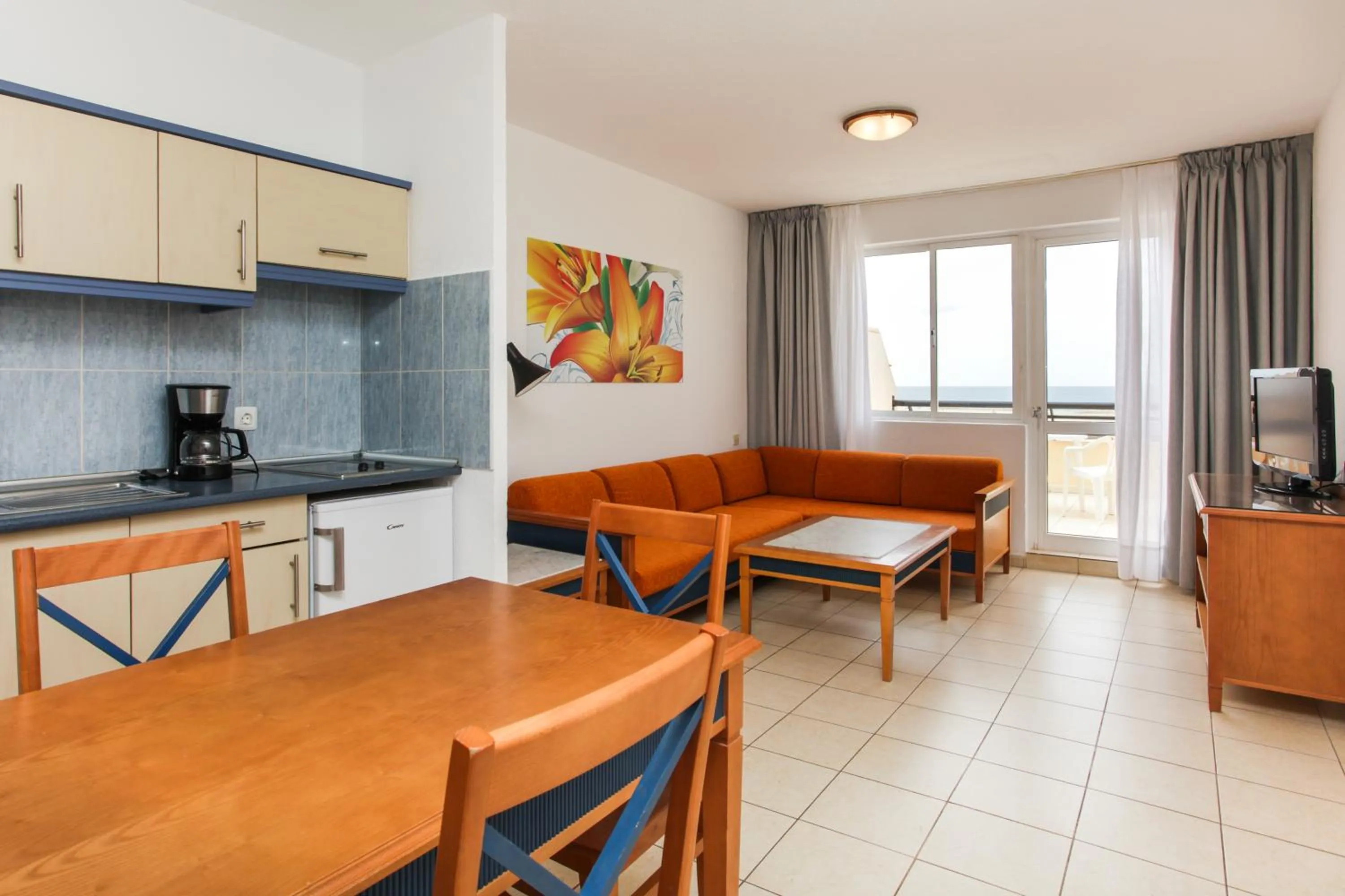 Kitchen or kitchenette in Apartamentos Palm Garden