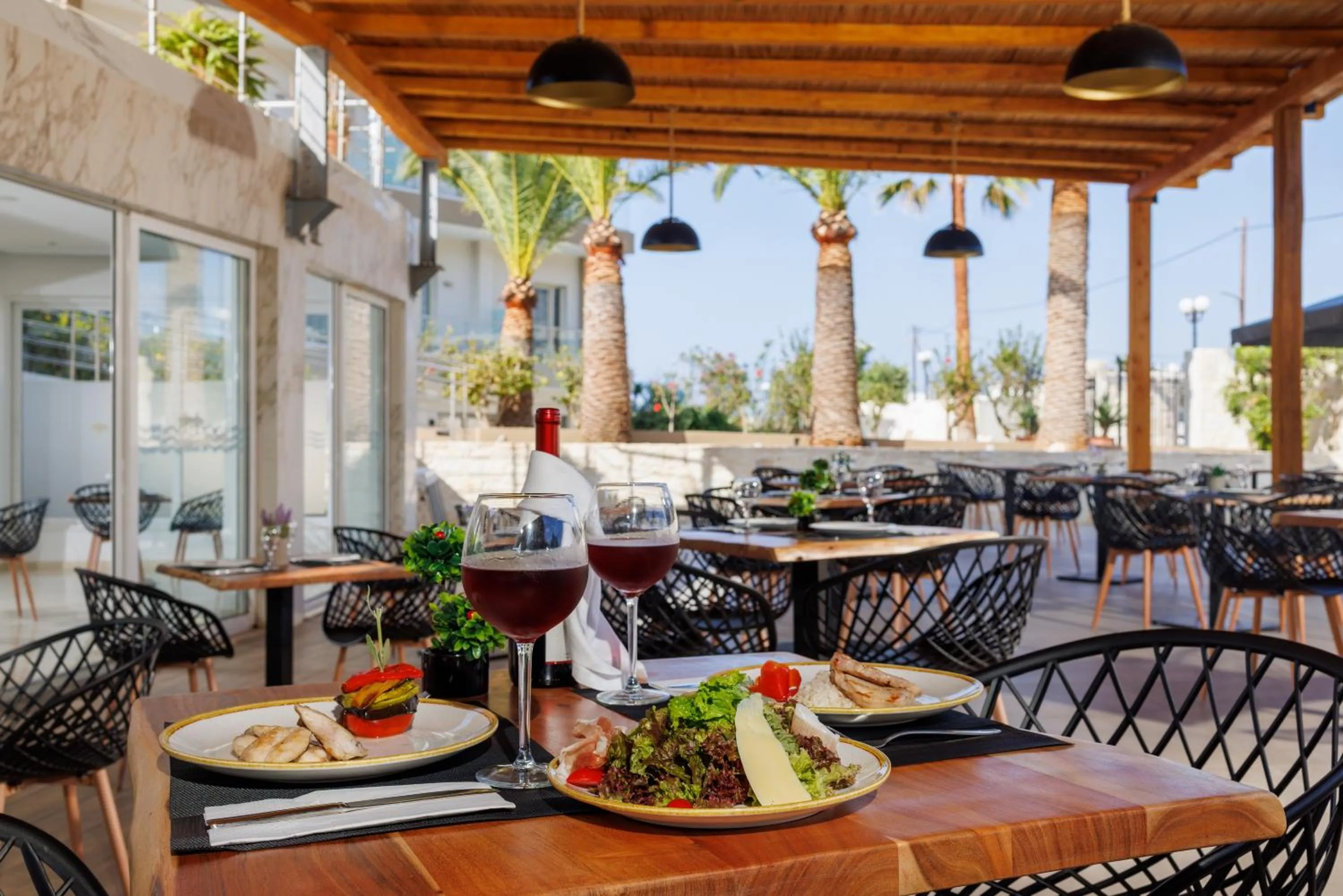 Restaurant/places to eat in Malia Bay Beach Hotel & Bungalows