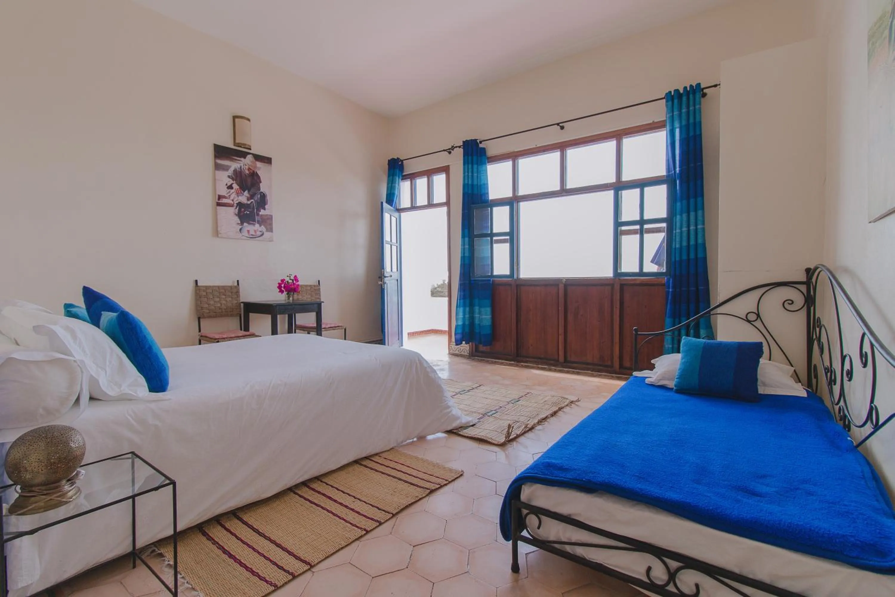 Photo of the whole room, Bed in Auberge du Marabout