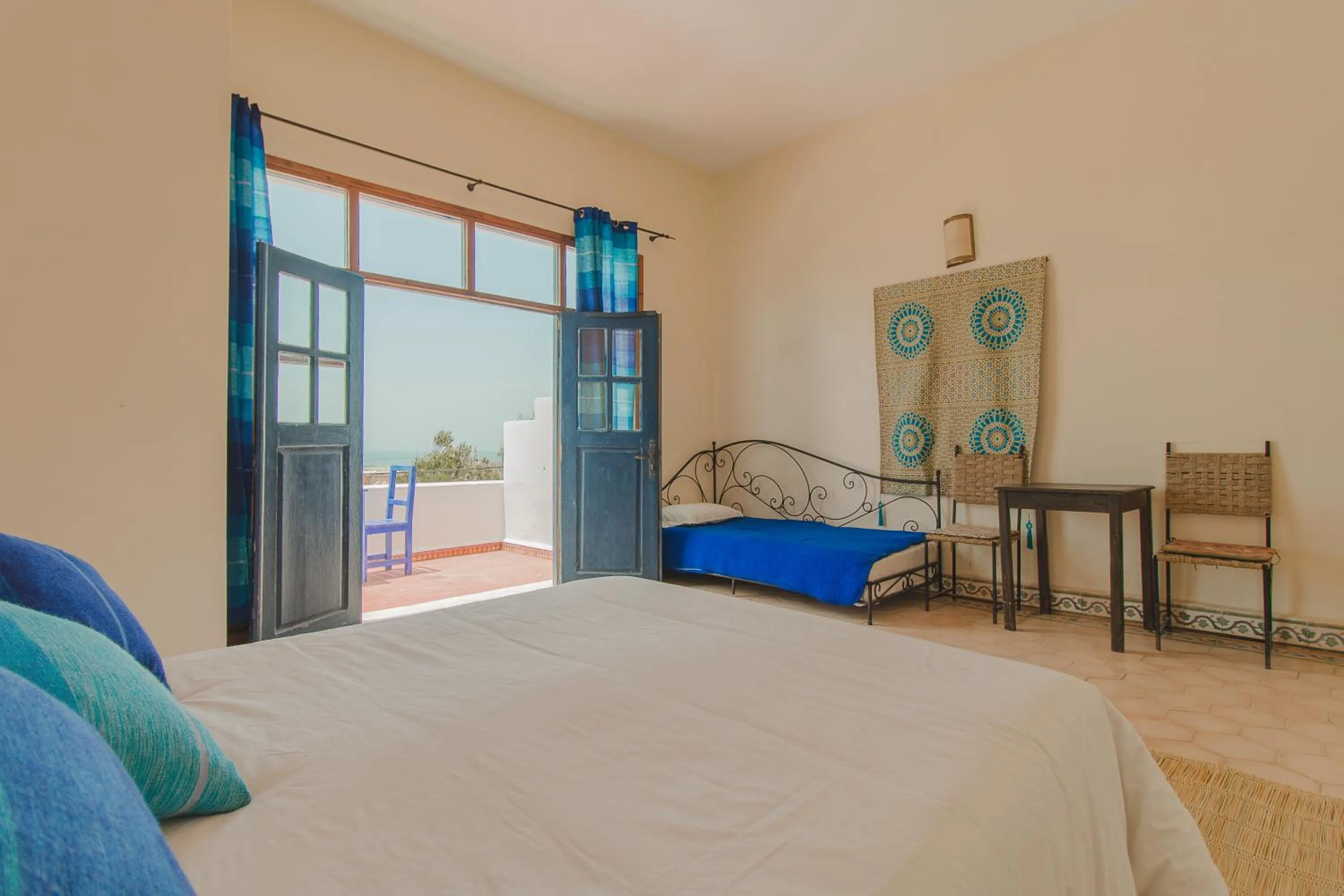 View (from property/room), Bed in Auberge du Marabout