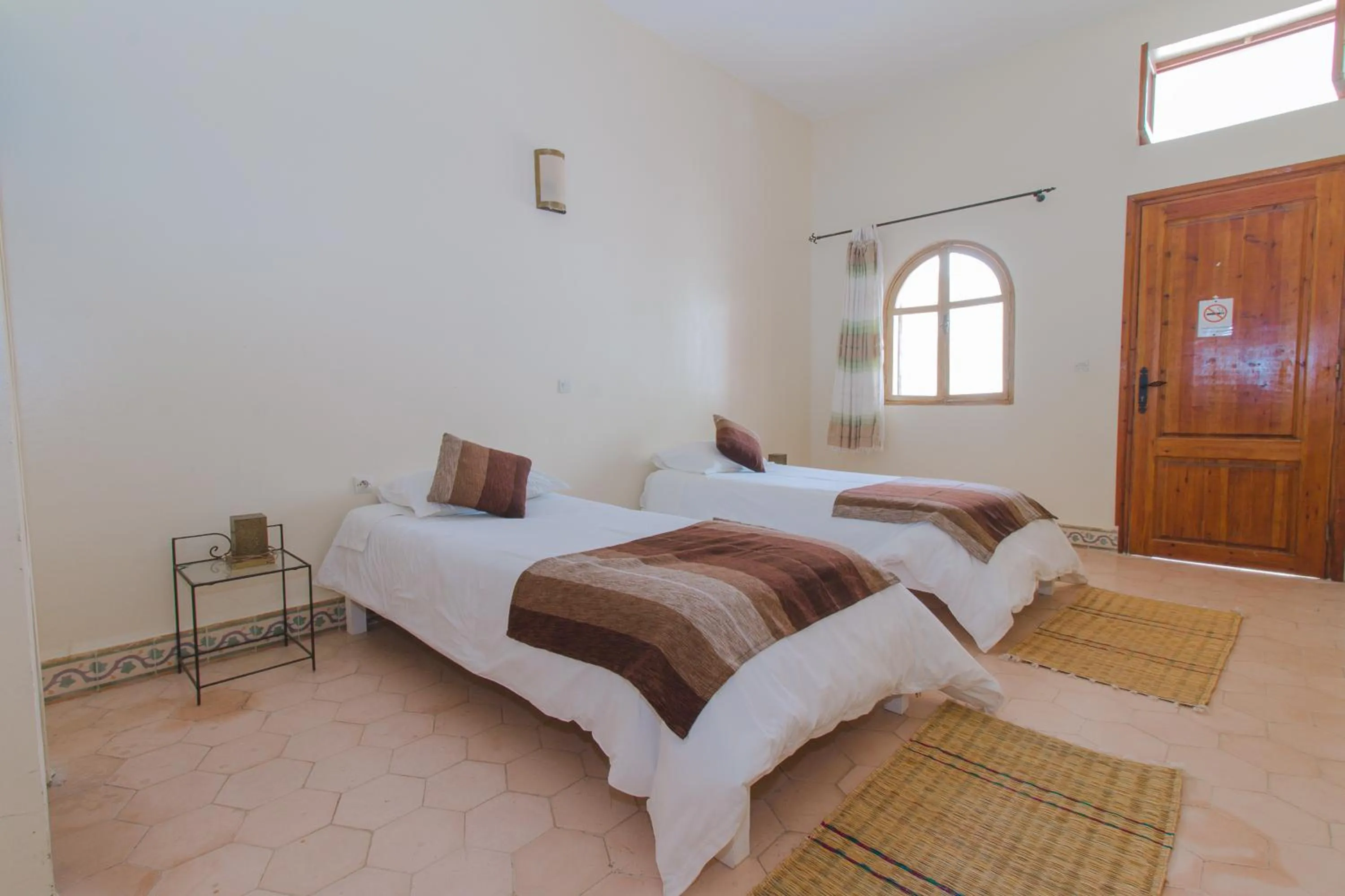 Photo of the whole room, Bed in Auberge du Marabout