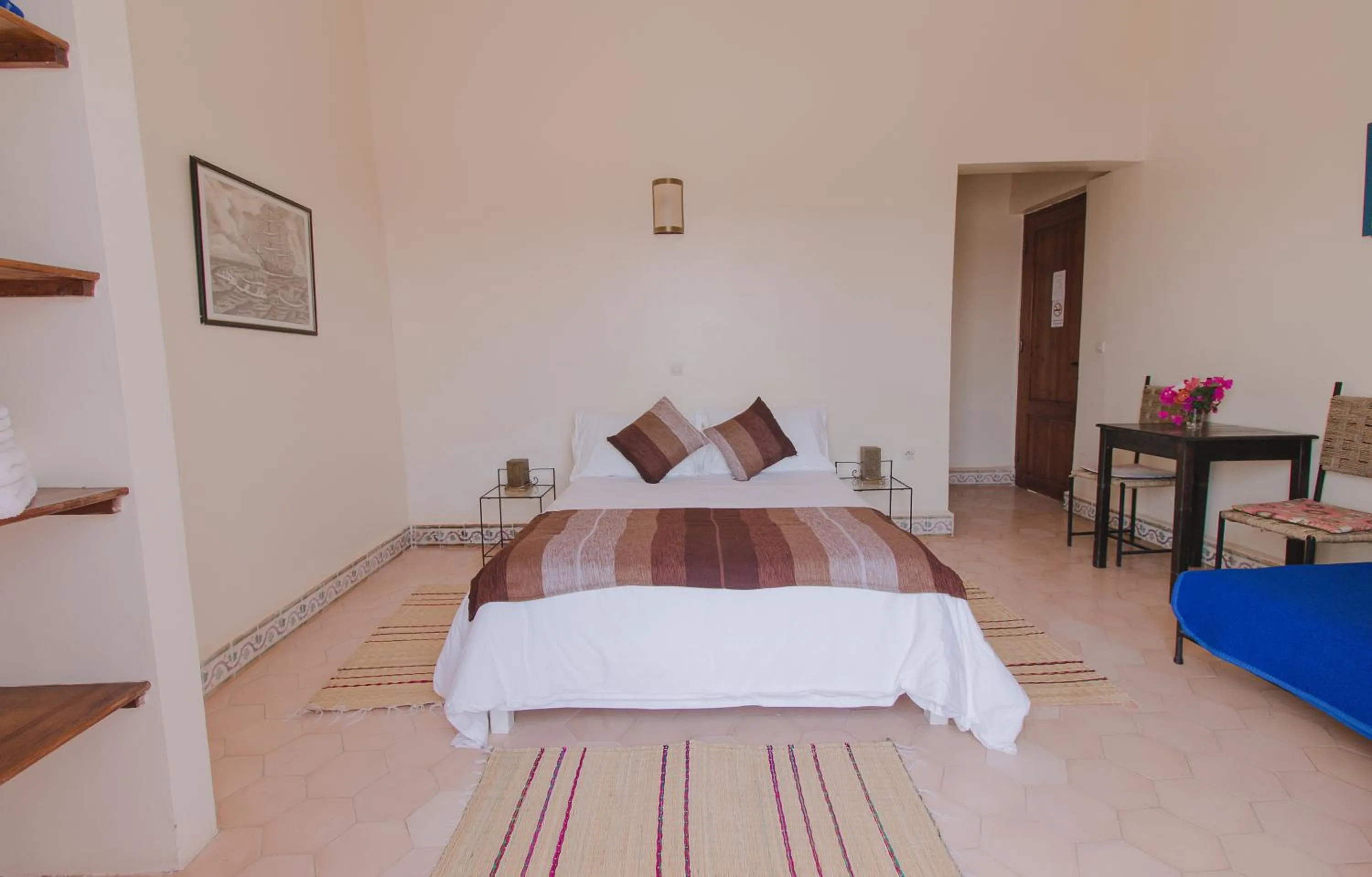 Photo of the whole room, Bed in Auberge du Marabout