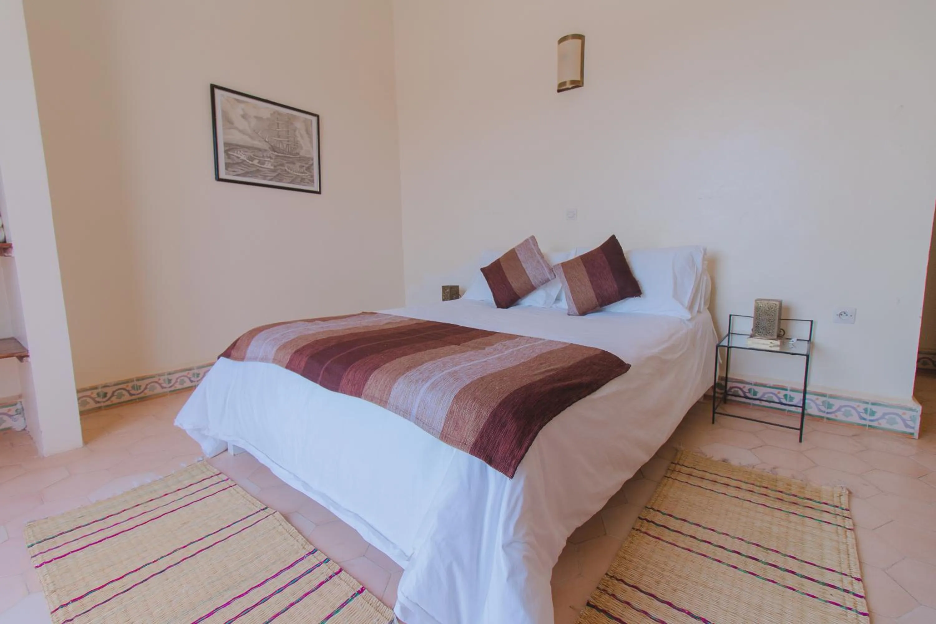 Photo of the whole room, Bed in Auberge du Marabout