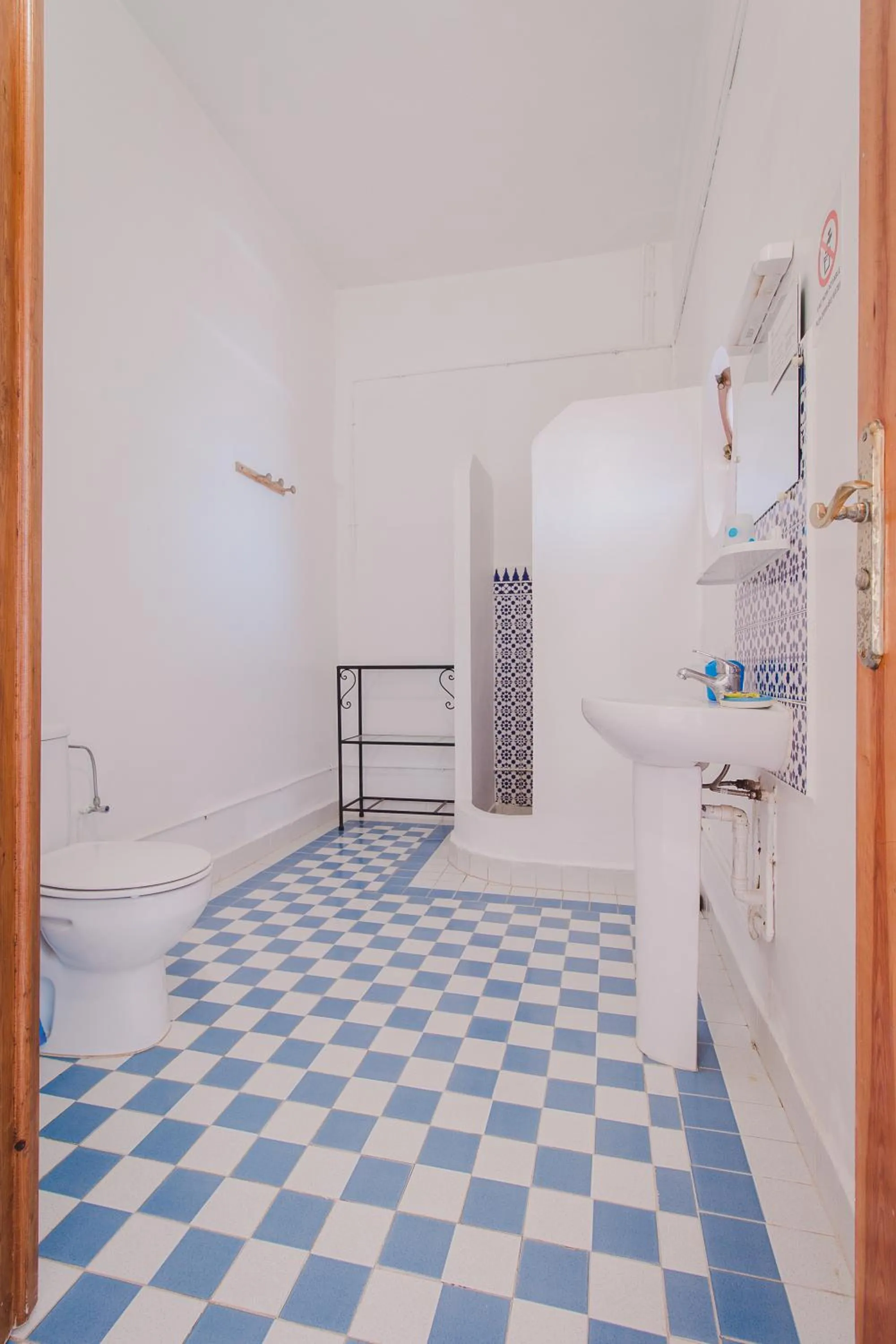 Bathroom, Bed in Auberge du Marabout