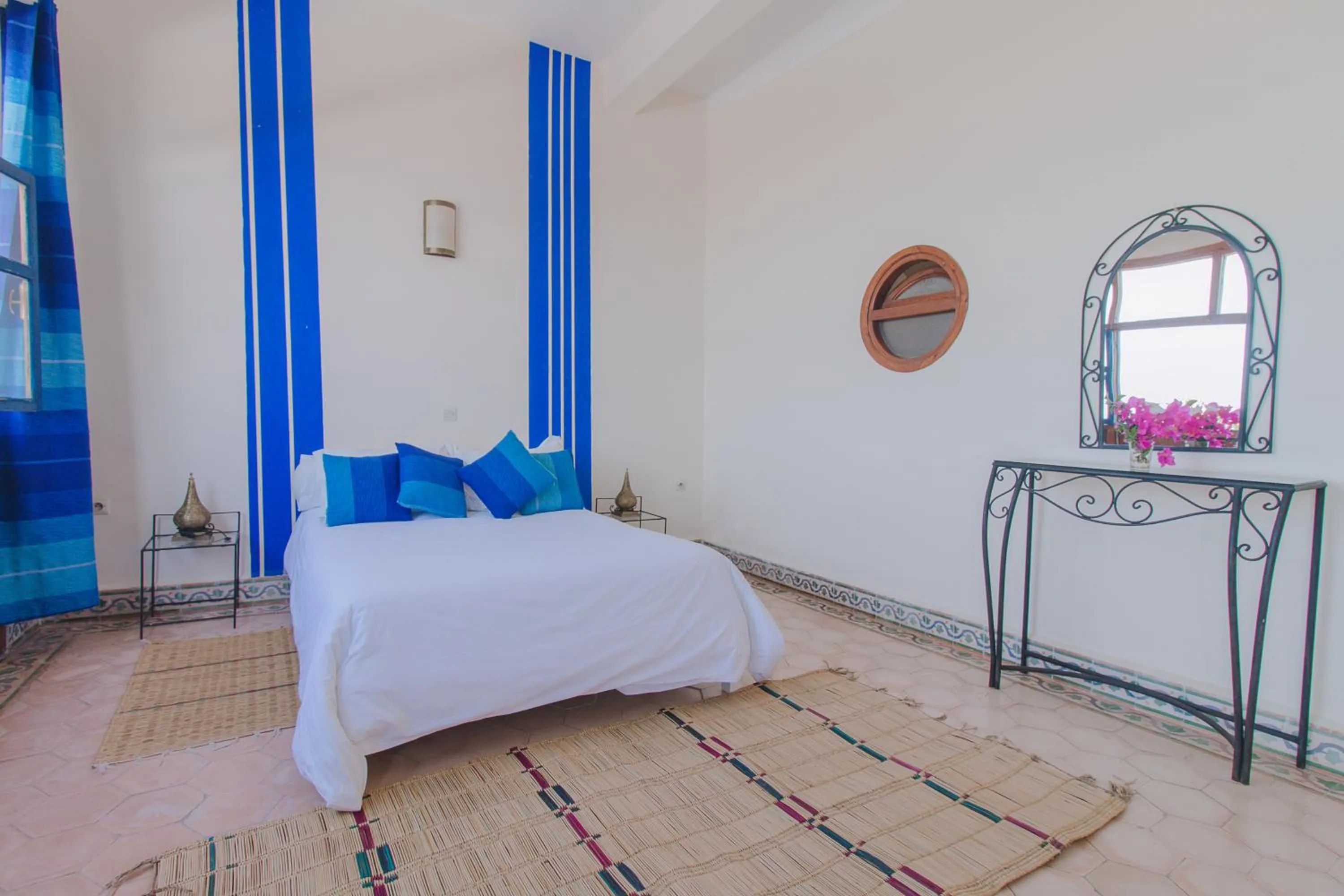 Photo of the whole room, Bed in Auberge du Marabout