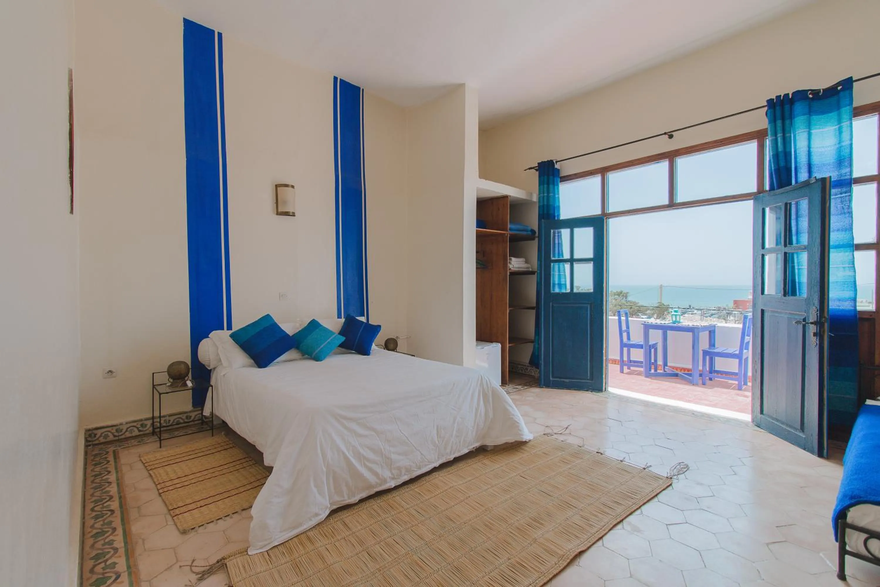 Photo of the whole room, Bed in Auberge du Marabout