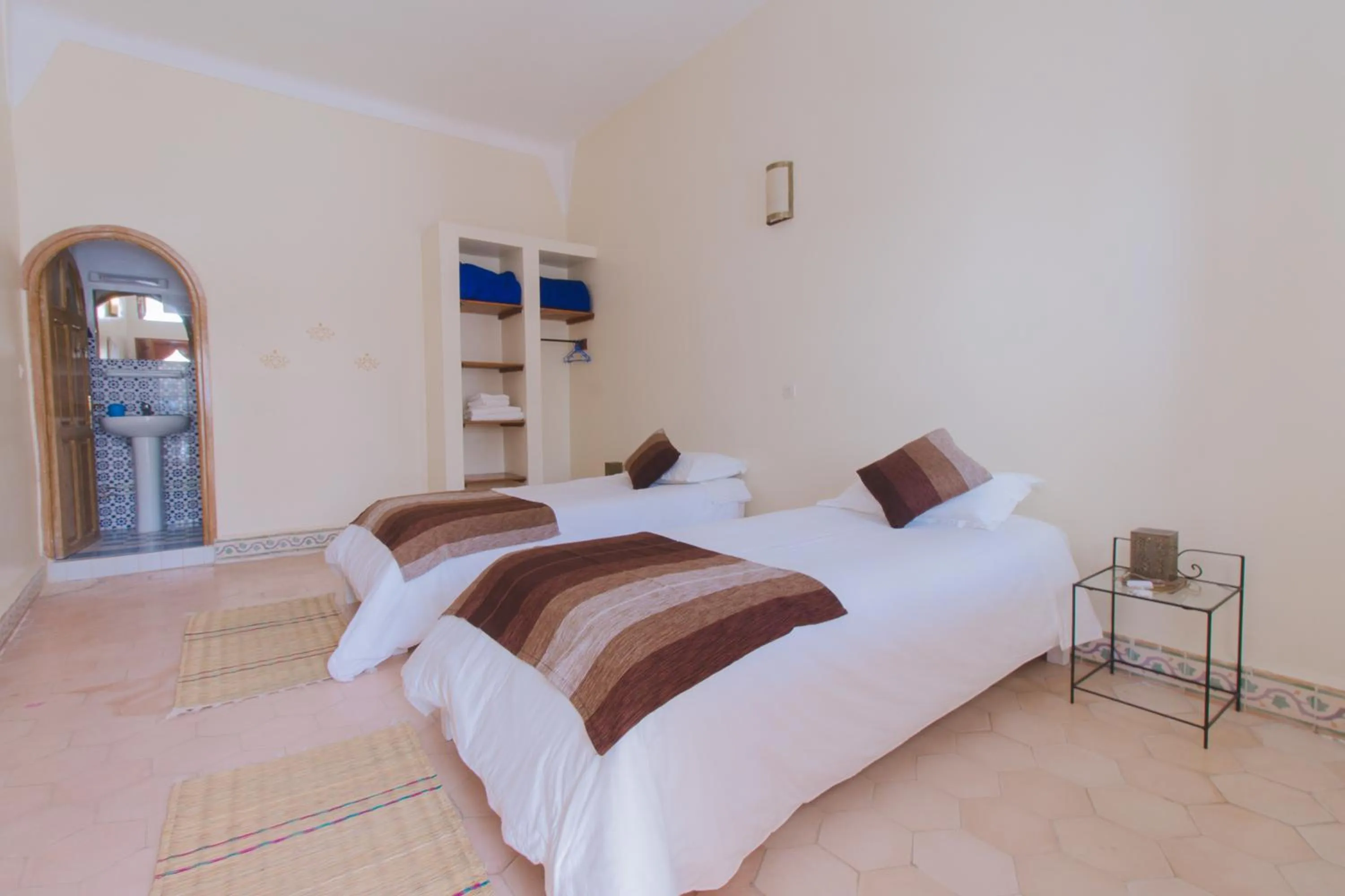 Photo of the whole room, Bed in Auberge du Marabout