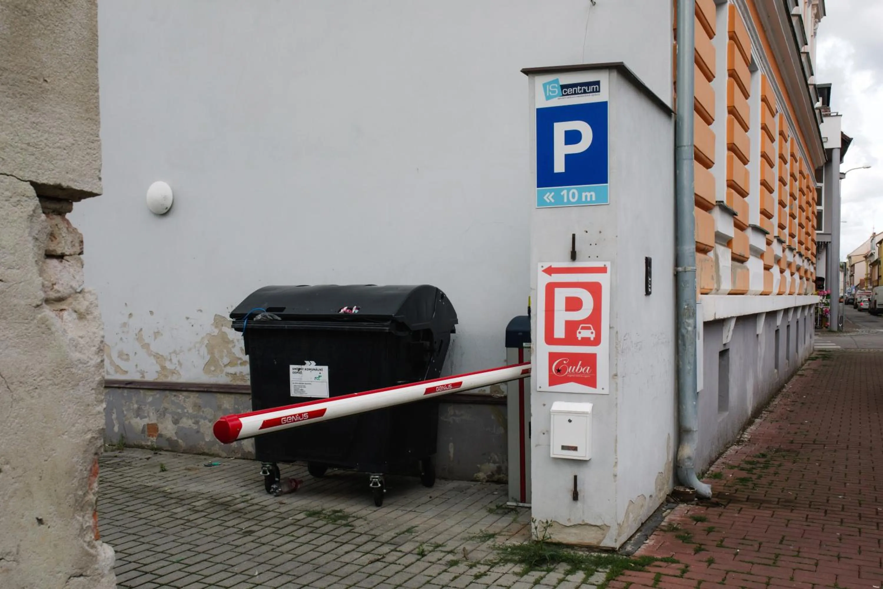 Parking in Cuba Bar & Hostel