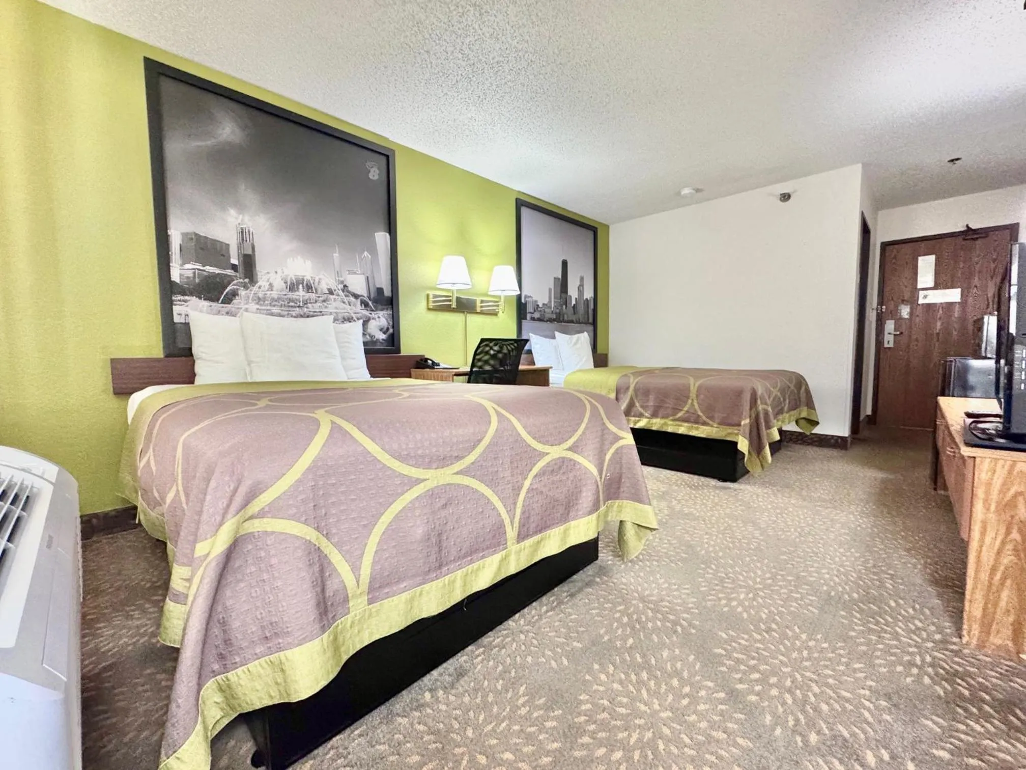 Bed in Super 8 by Wyndham Mokena/Frankfort /I-80