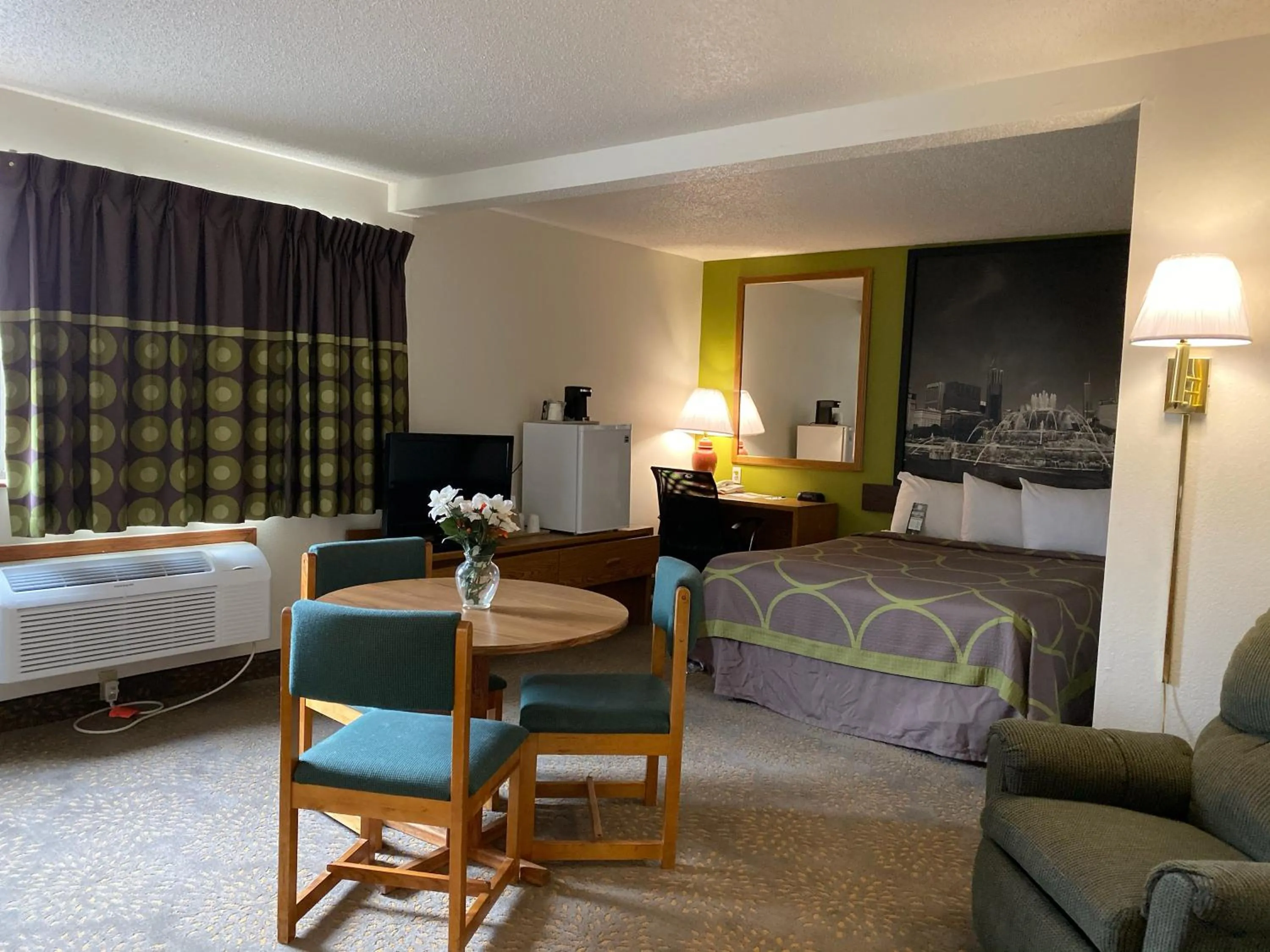 Photo of the whole room, Bed in Super 8 by Wyndham Mokena/Frankfort /I-80