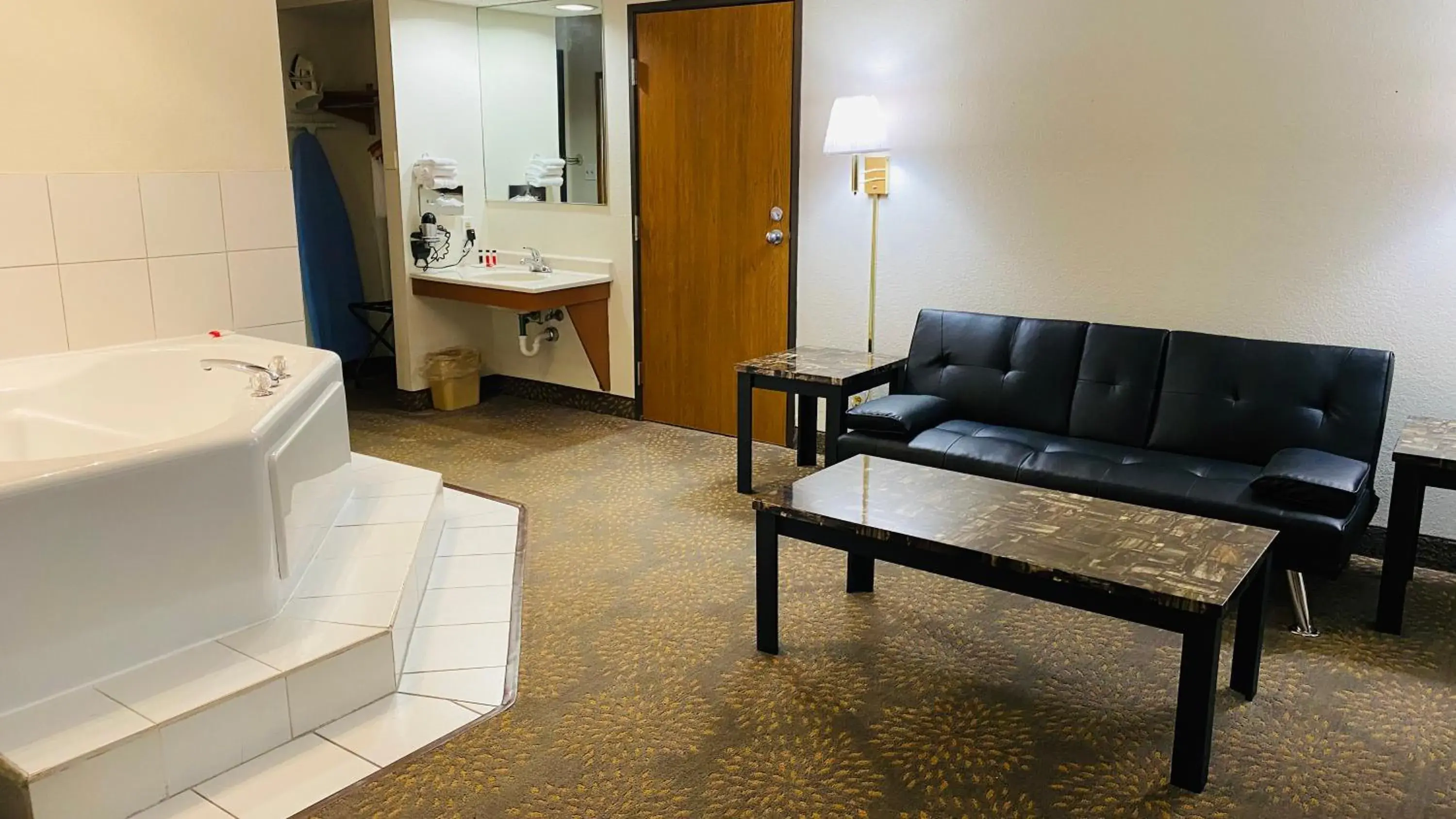 Deluxe Queen Suite with Hot Tub - Non-Smoking in Super 8 by Wyndham Mokena/Frankfort /I-80 Deluxe Queen Suite with Hot Tub - Non-Smoking in Super 8 by Wyndham Mokena/Frankfort /I-80