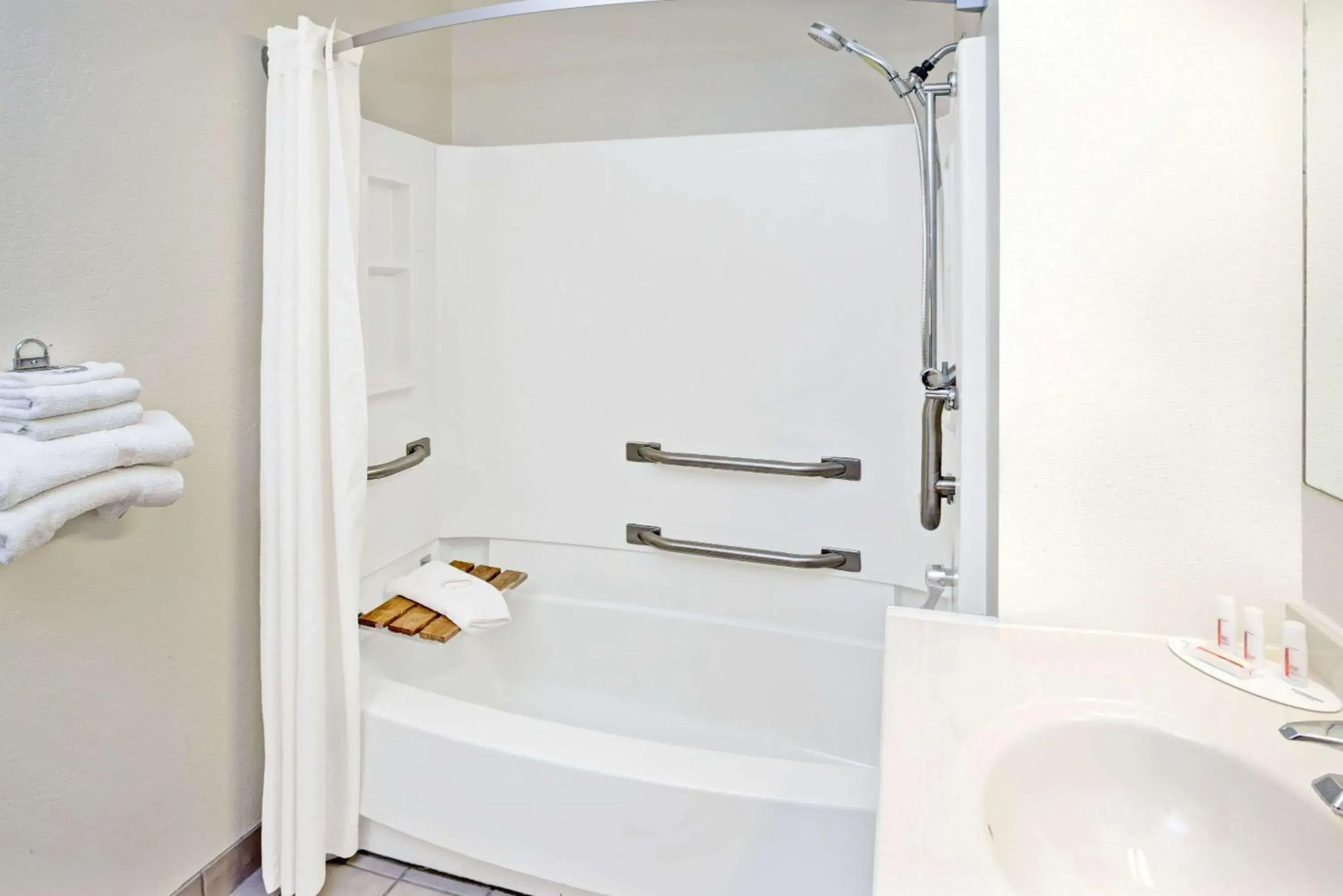 Queen Room - Mobility Access/Non-Smoking in Super 8 by Wyndham Mokena/Frankfort /I-80 Queen Room - Mobility Access/Non-Smoking in Super 8 by Wyndham Mokena/Frankfort /I-80