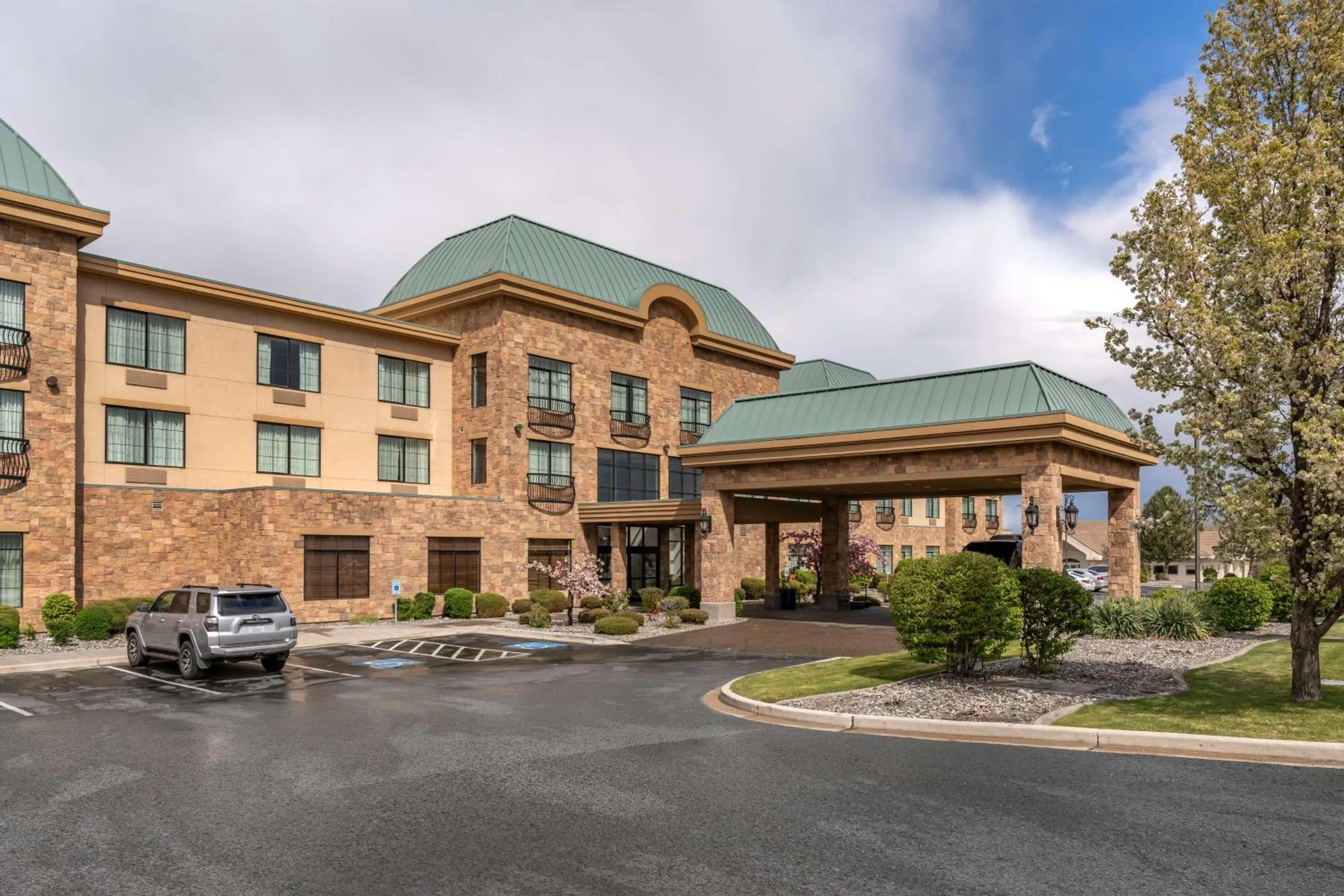 Property building in Best Western Premier Pasco Inn and Suites