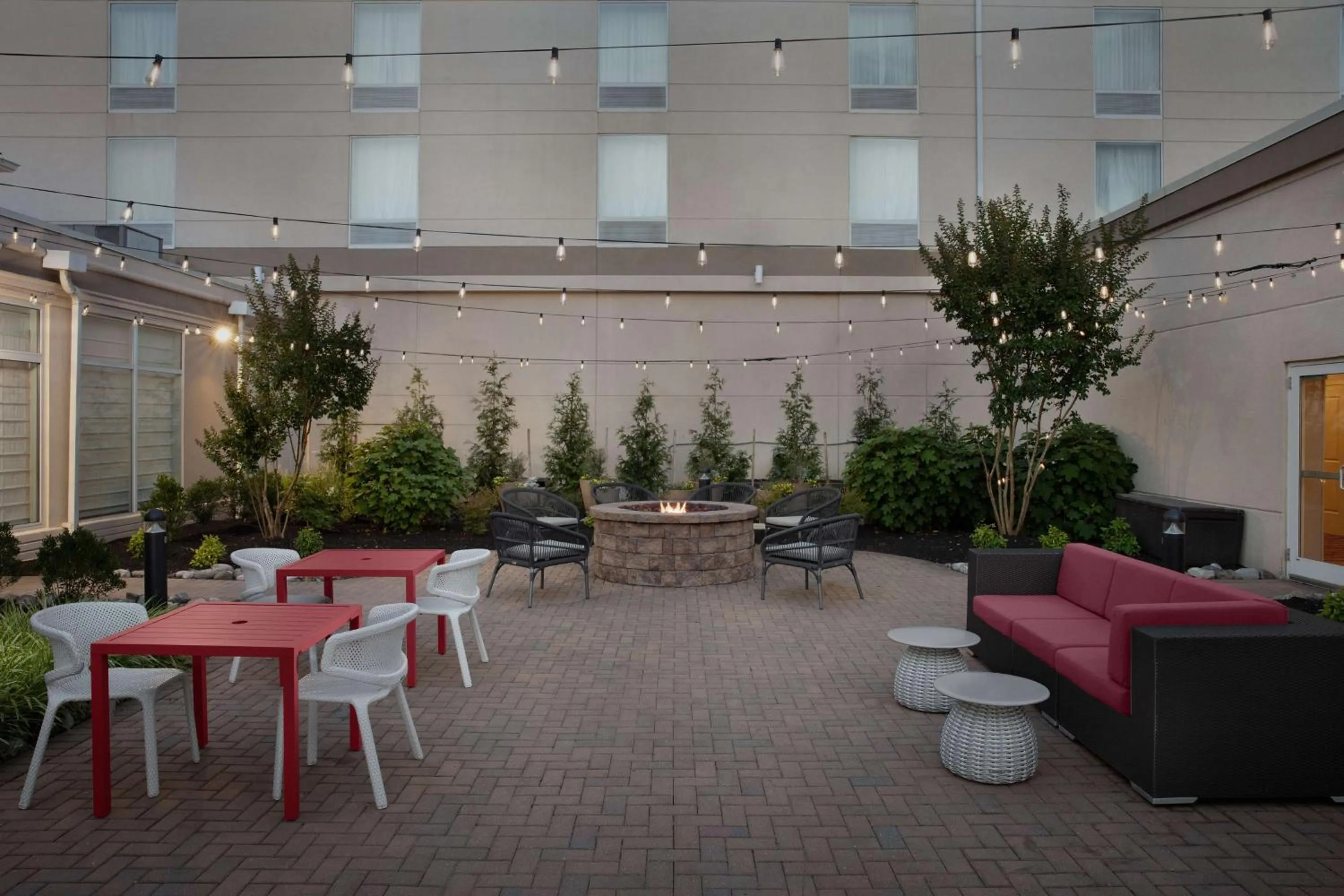 Patio in Hilton Garden Inn Philadelphia-Fort Washington