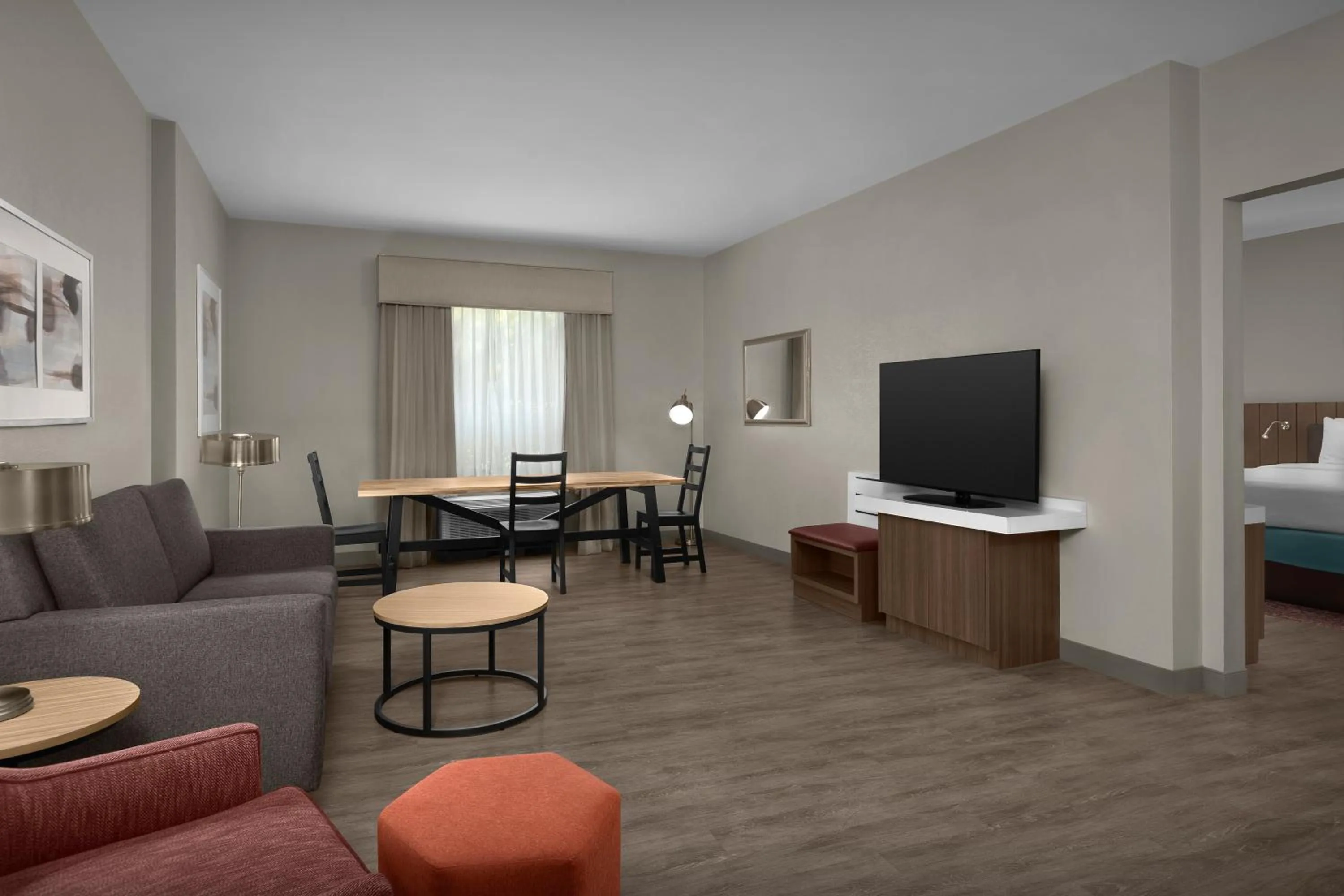 Seating area, Bed in Hilton Garden Inn Philadelphia-Fort Washington