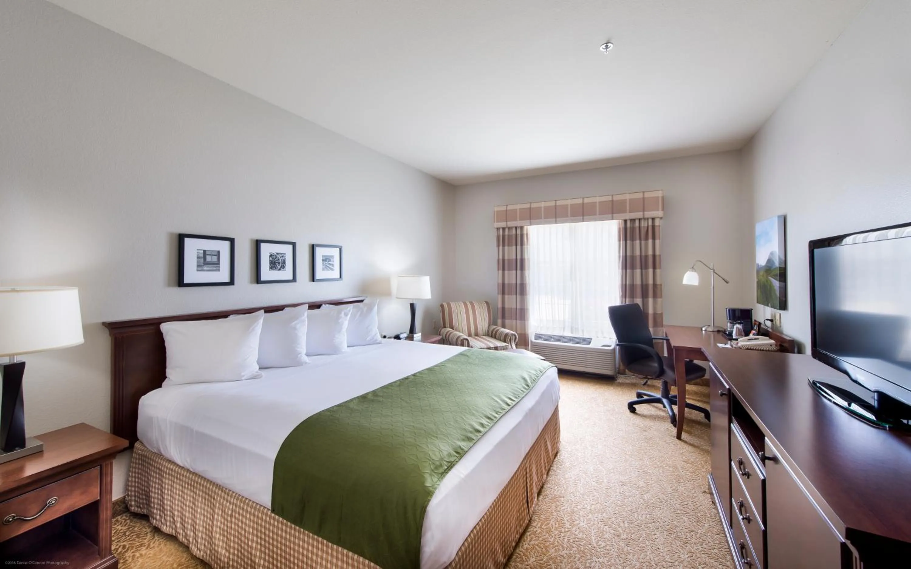 Day, Bed in Country Inn & Suites by Radisson, Greeley, CO