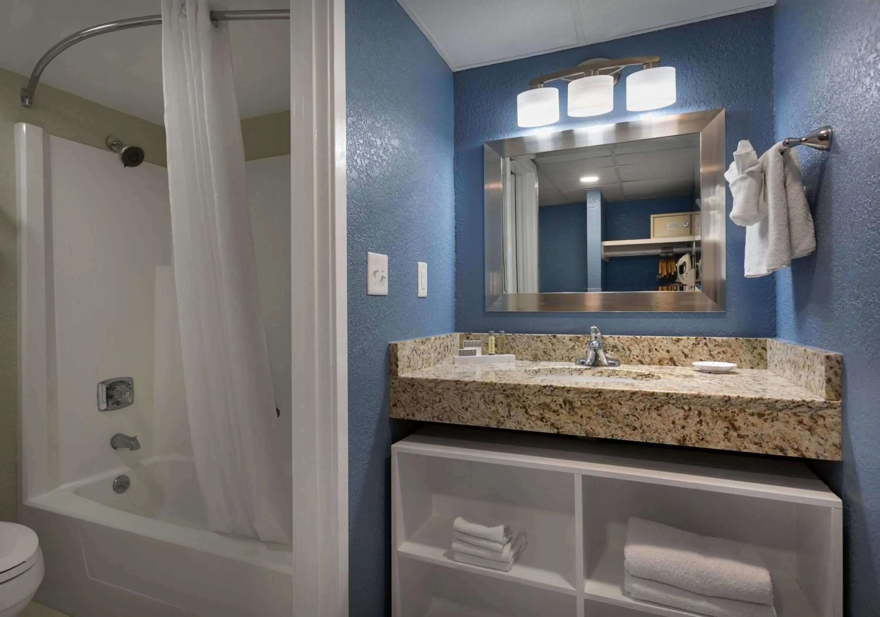 Bathroom in Dayton House Resort - BW Signature Collection