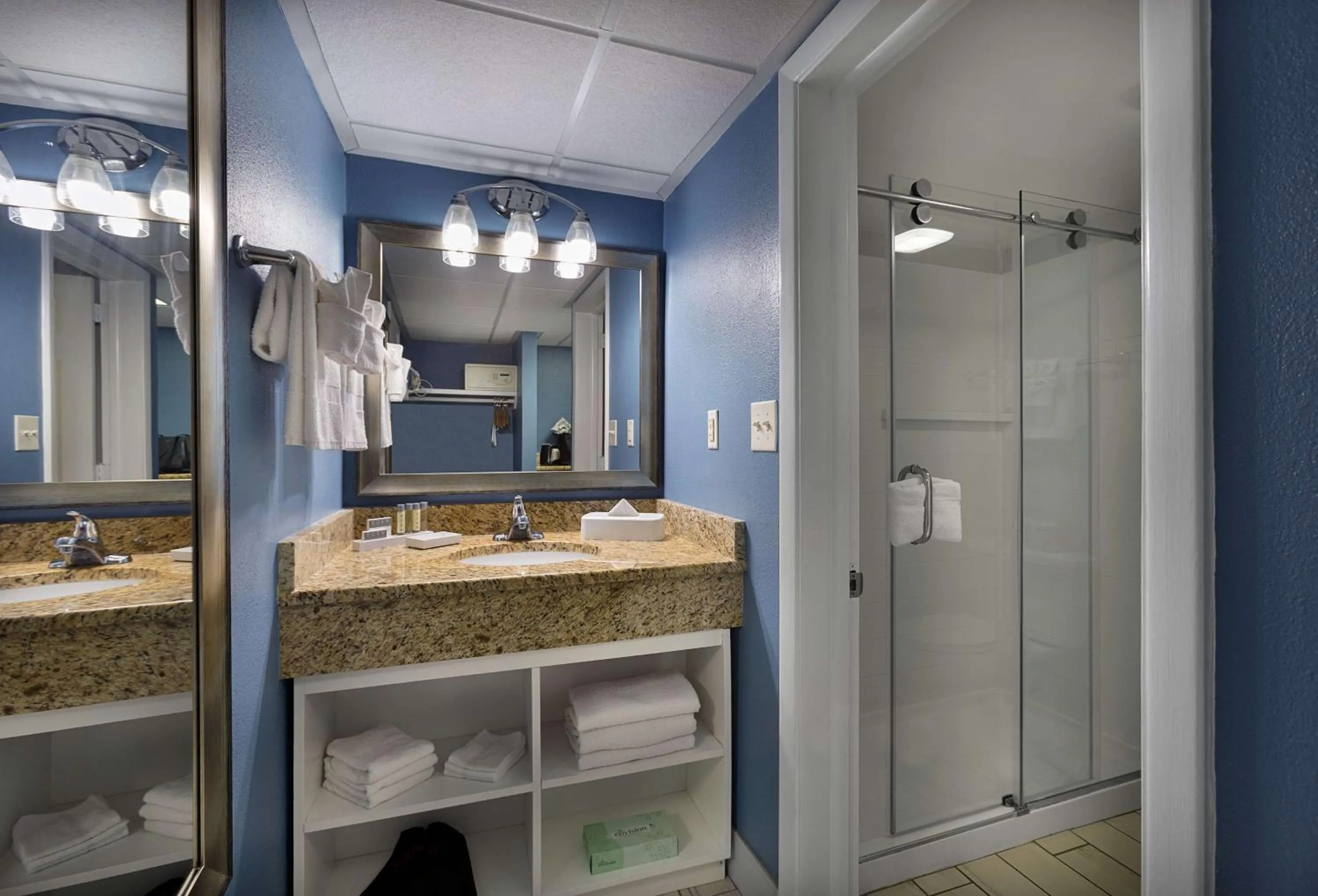 Bathroom in Dayton House Resort - BW Signature Collection