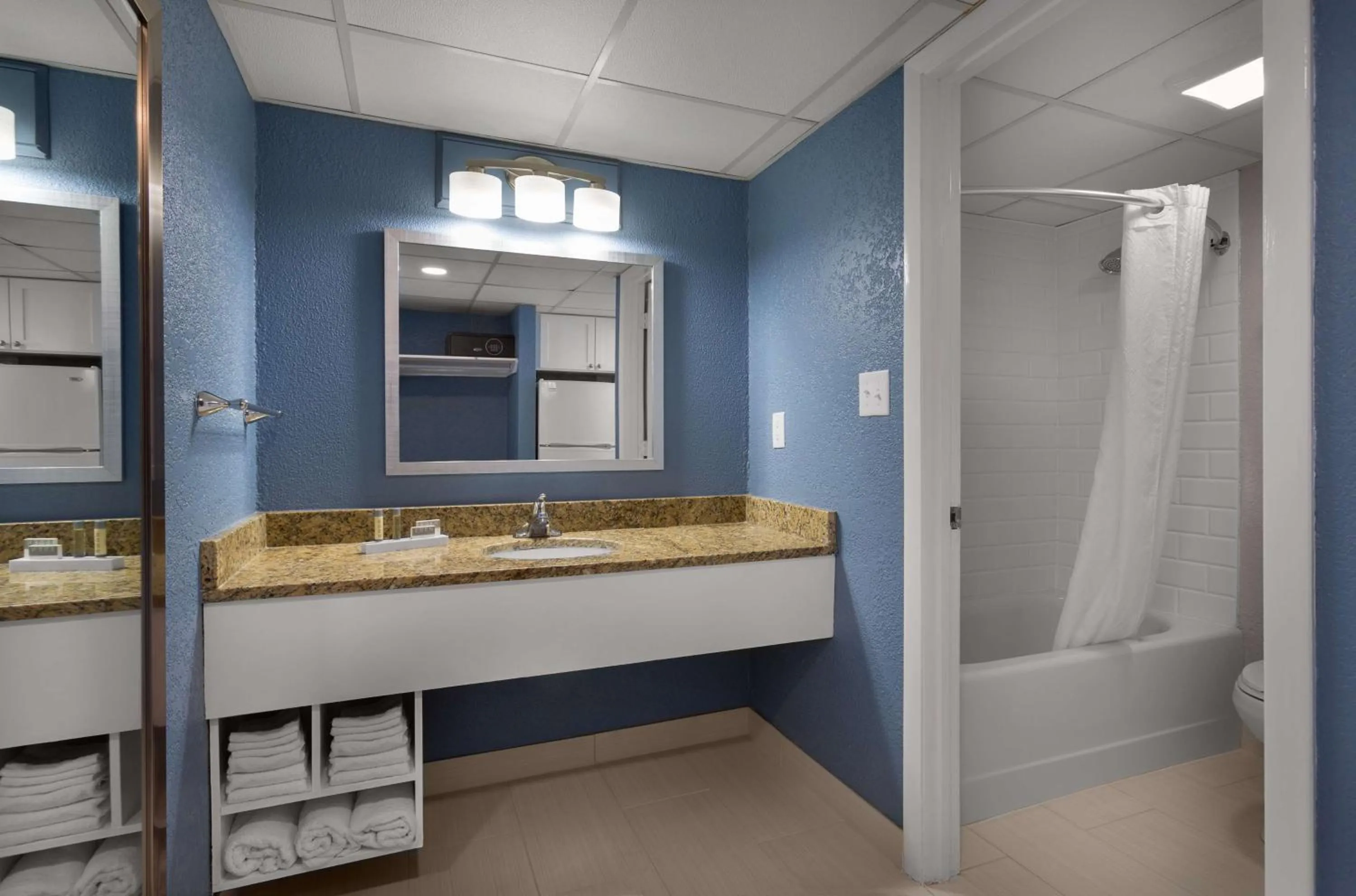 Bathroom in Dayton House Resort - BW Signature Collection