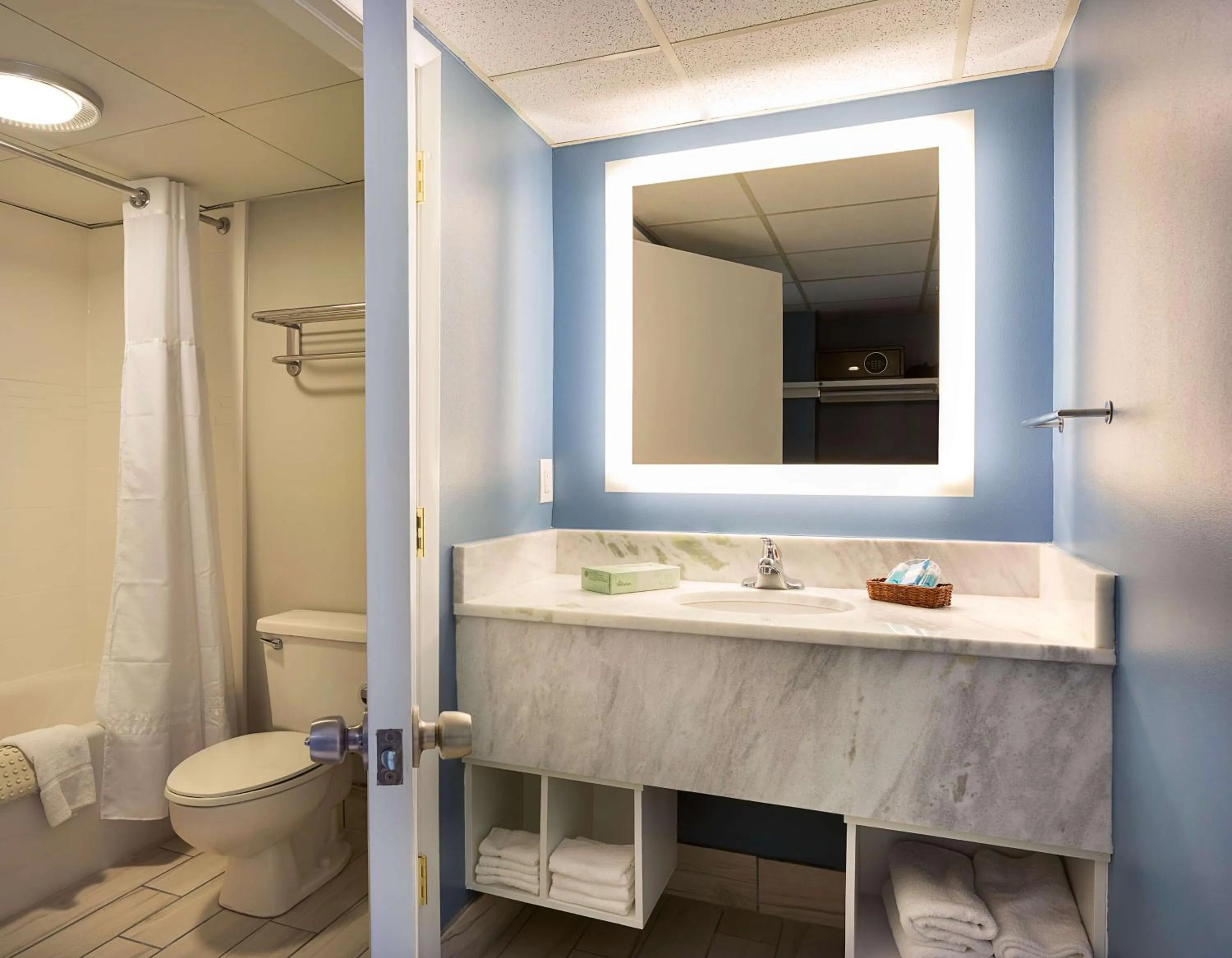 Bathroom in Dayton House Resort - BW Signature Collection