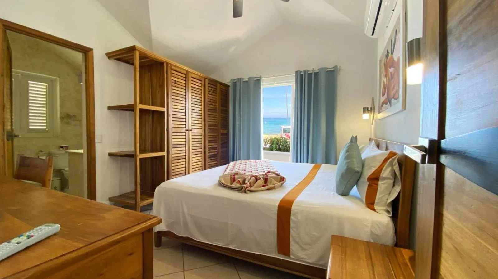 Shower, Bed in Albachiara Hotel - Las Terrenas