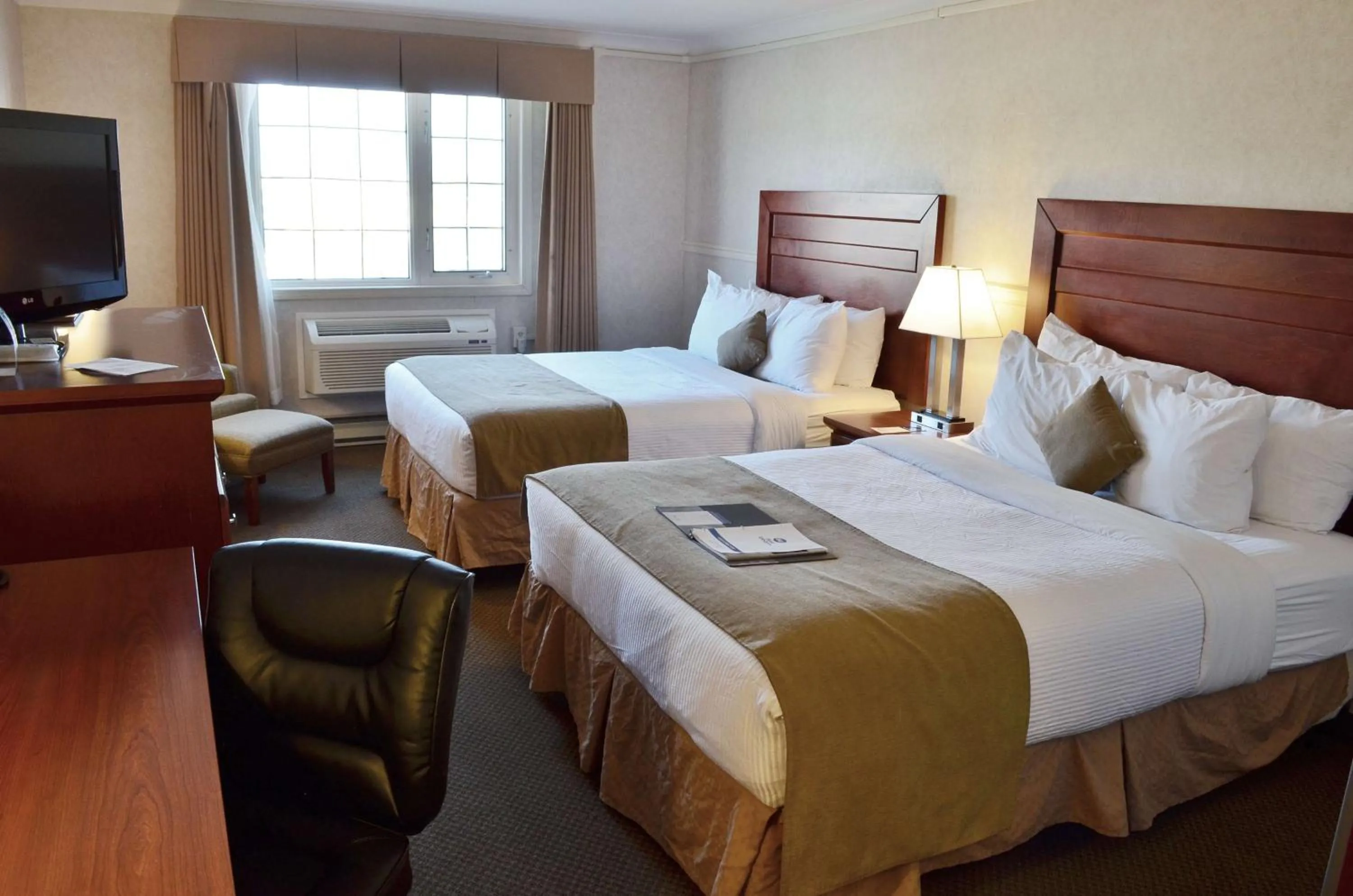 Living room, Bed in Best Western Gold Rush Inn