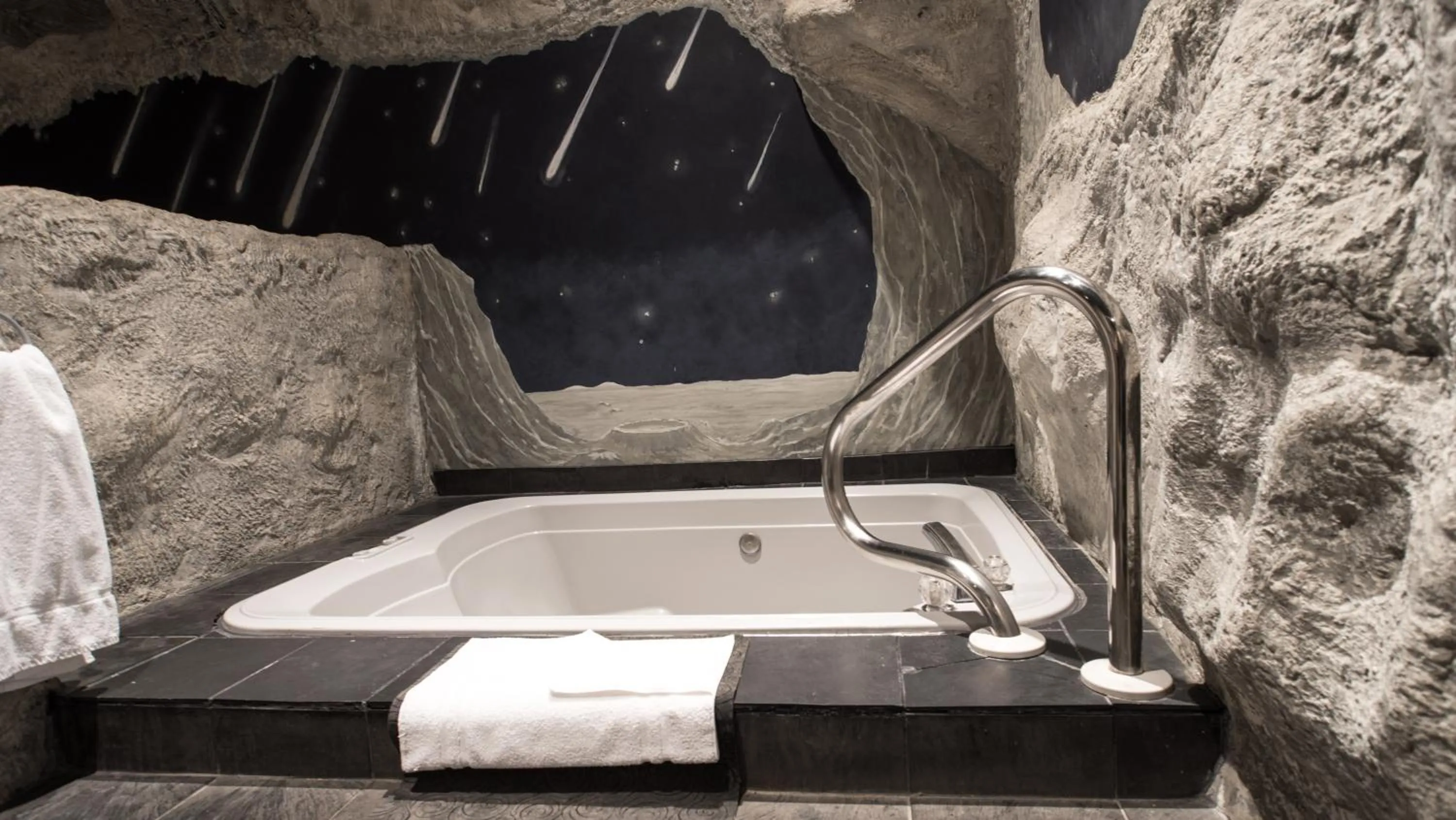 Hot Tub in Best Western Fireside Inn