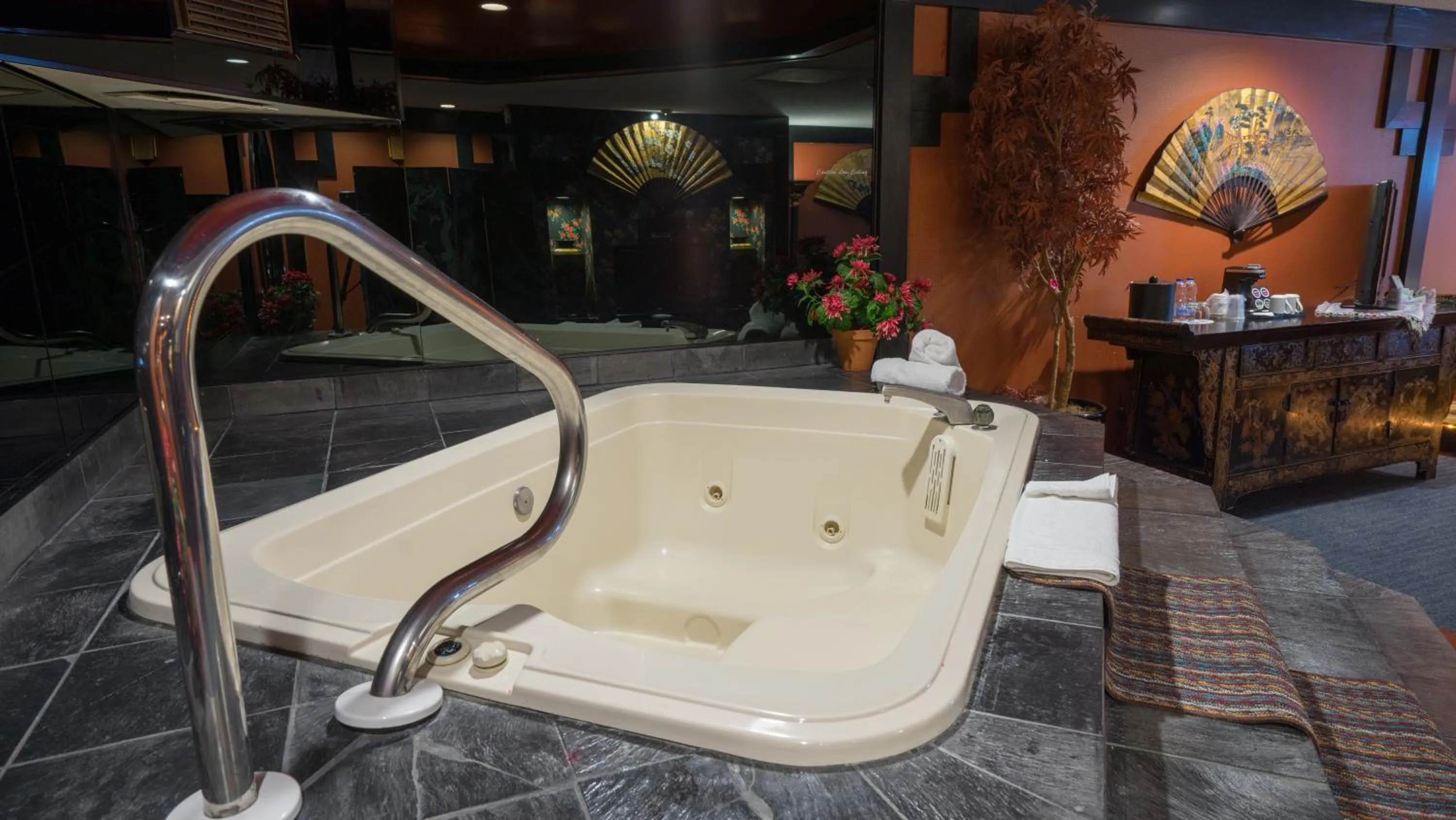 Hot Tub in Best Western Fireside Inn