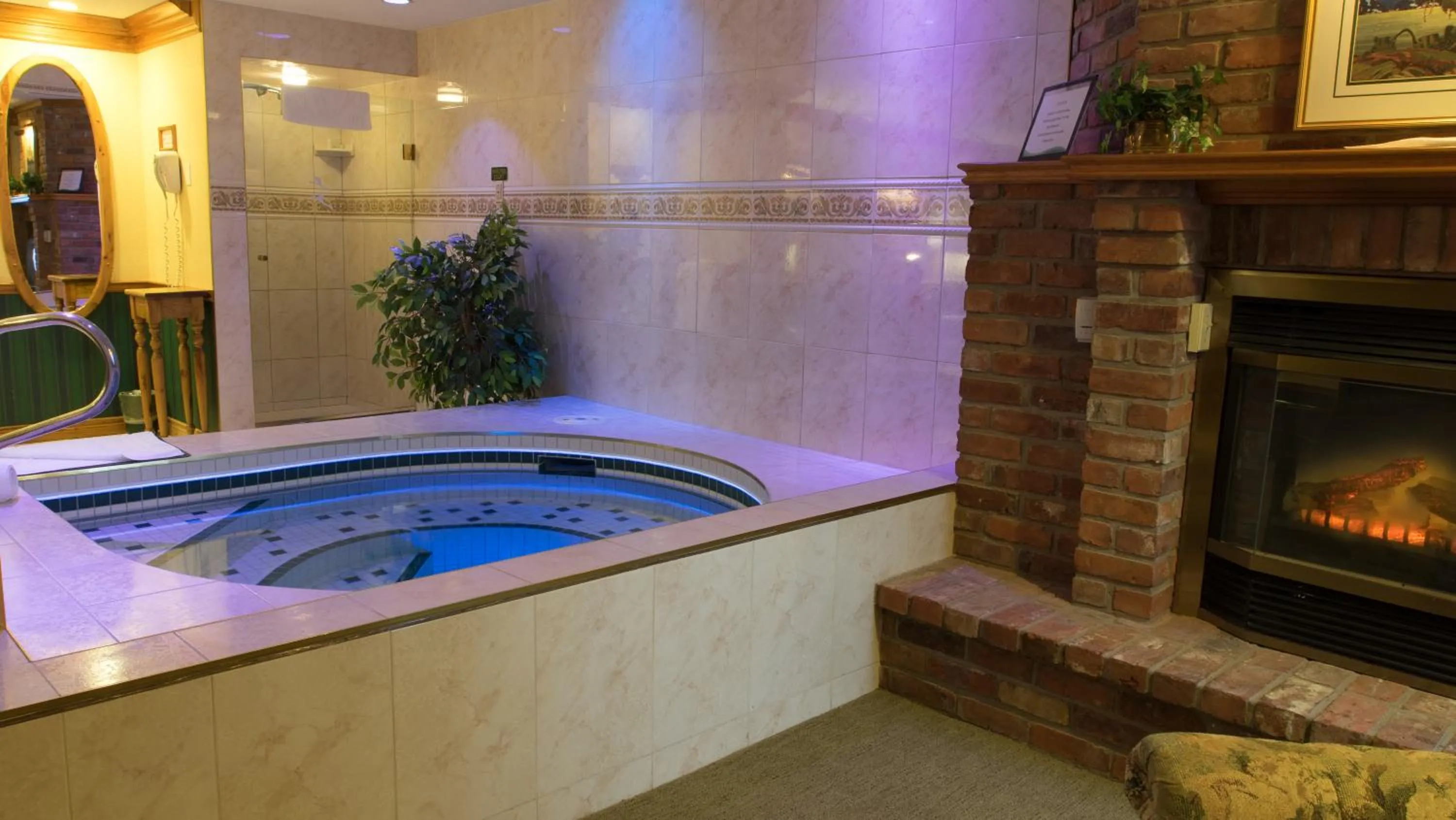 Hot Tub in Best Western Fireside Inn
