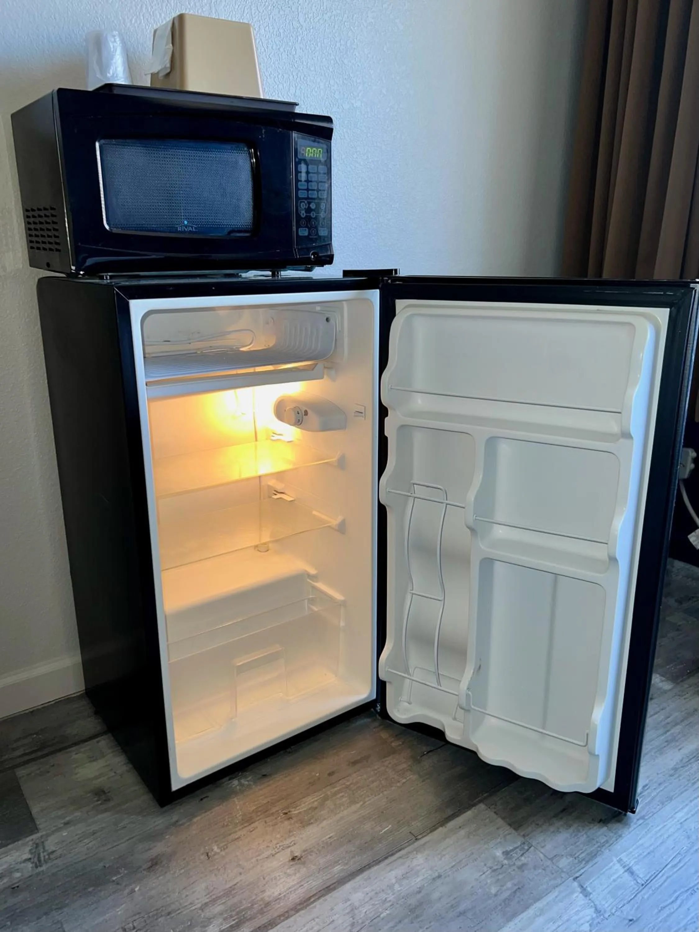 microwave in Budget Inn Phoenix