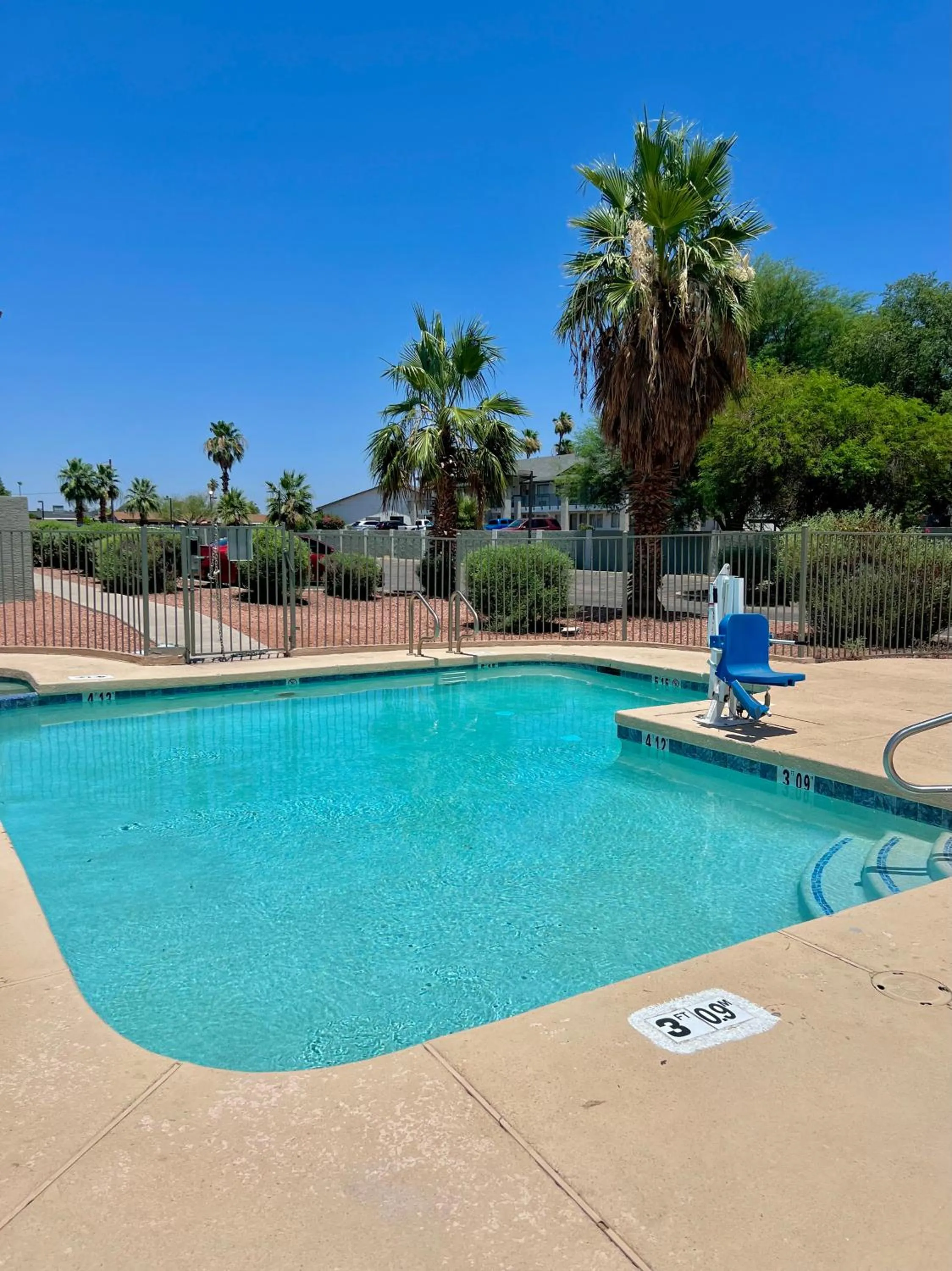 Swimming pool in Budget Inn Phoenix