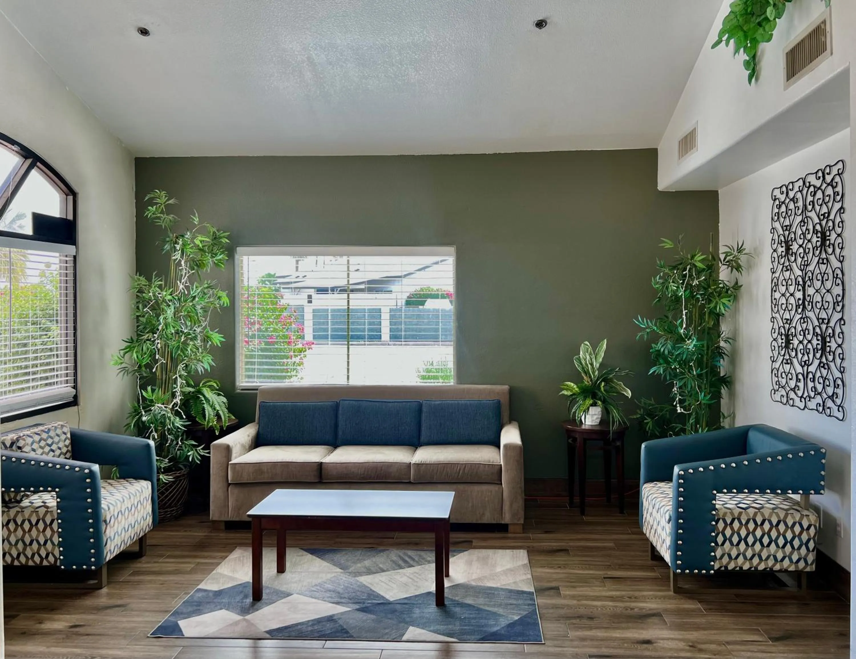 Seating area in Budget Inn Phoenix