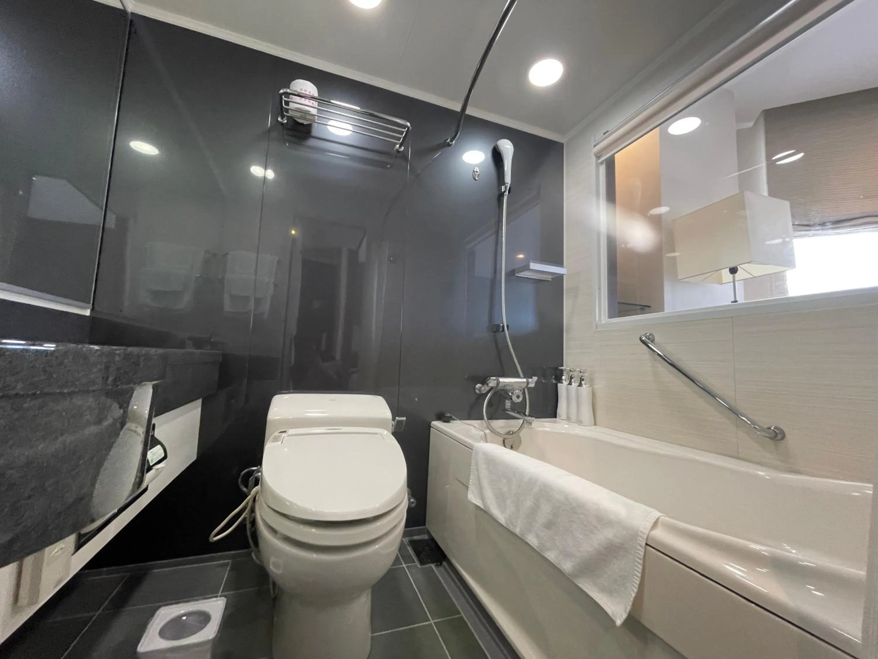 Shower in Tokyu Stay Kamata - Tokyo Haneda