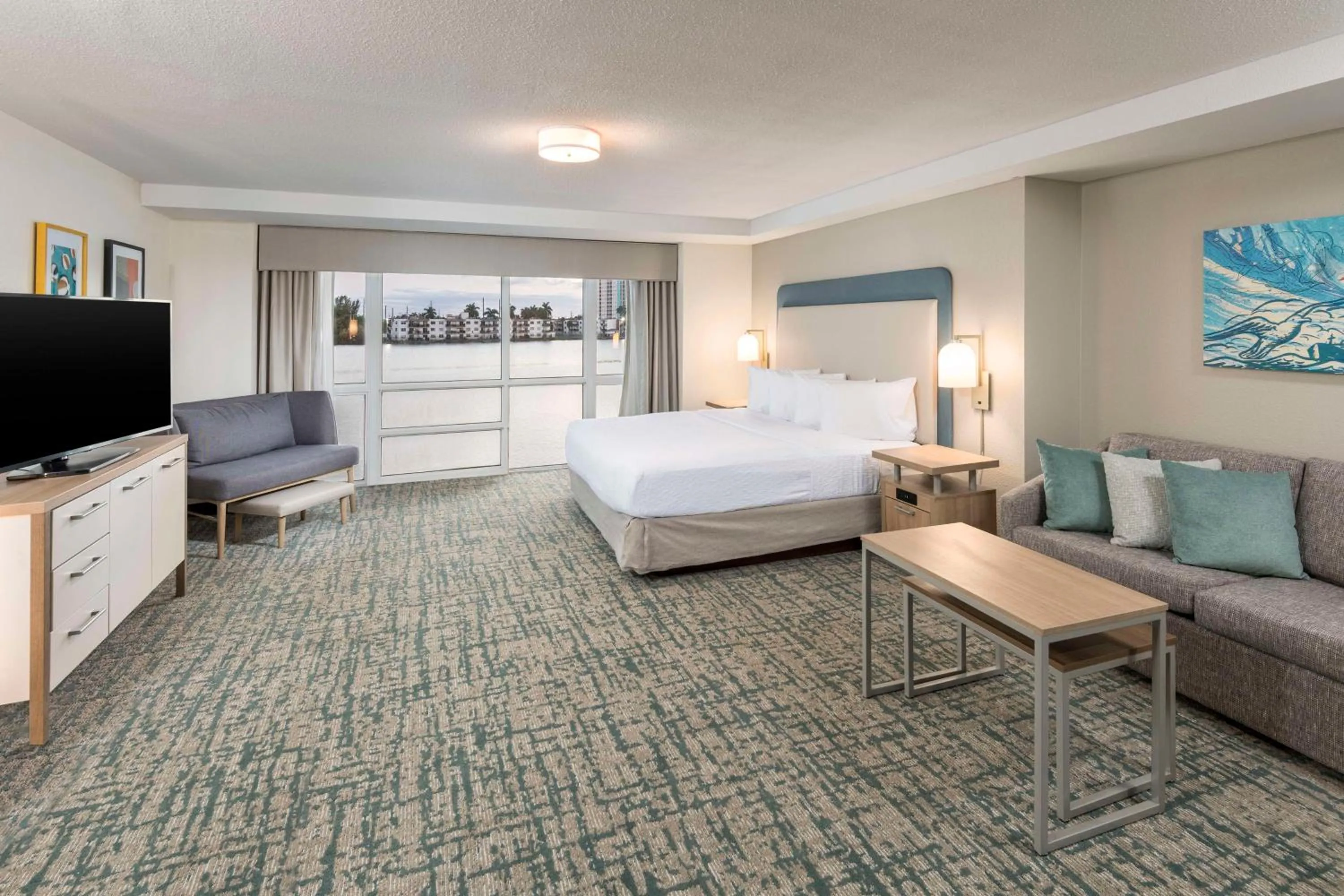 Living room, Bed in Homewood Suites Miami Airport/Blue Lagoon