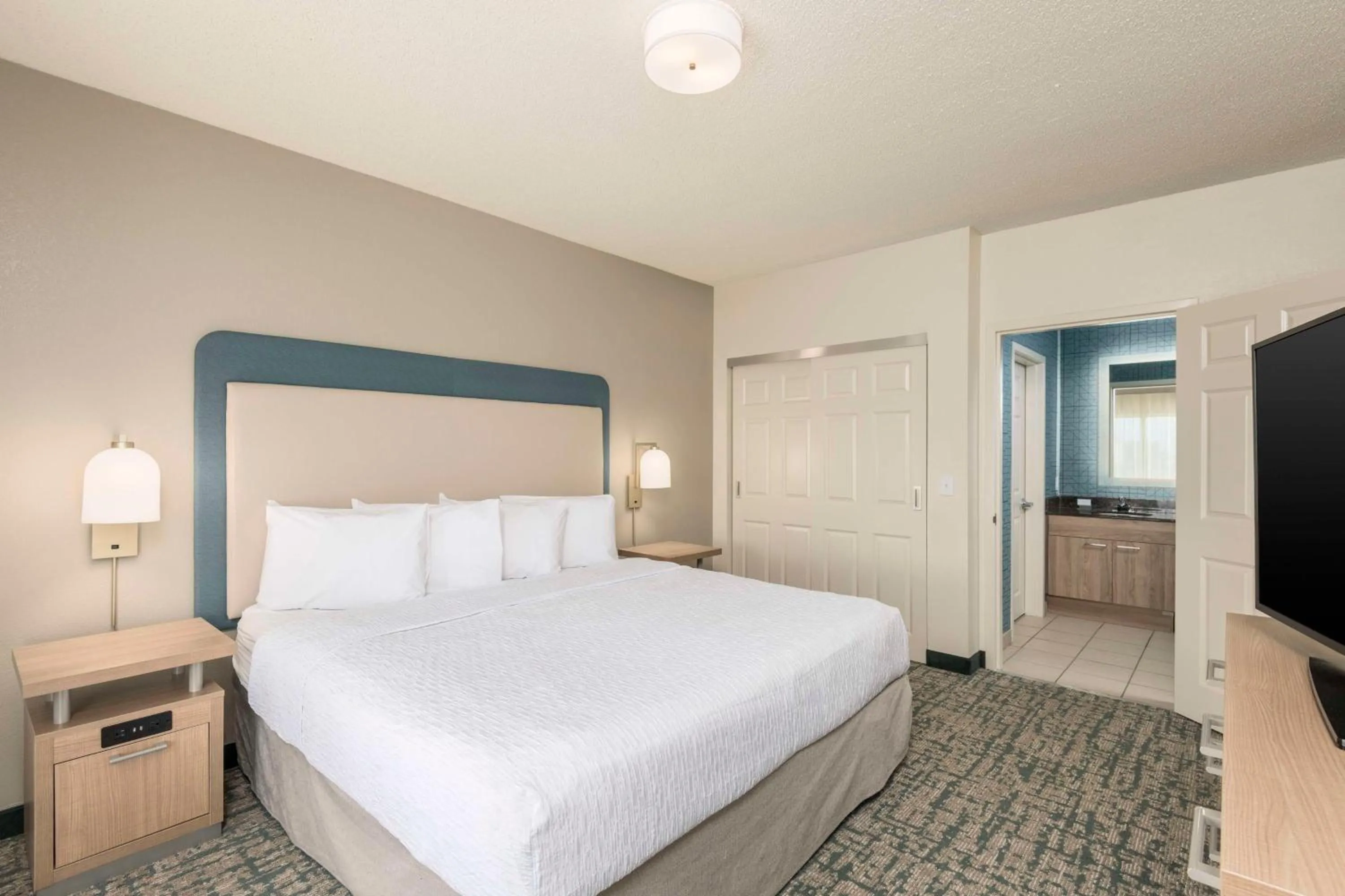 Bed in Homewood Suites Miami Airport/Blue Lagoon