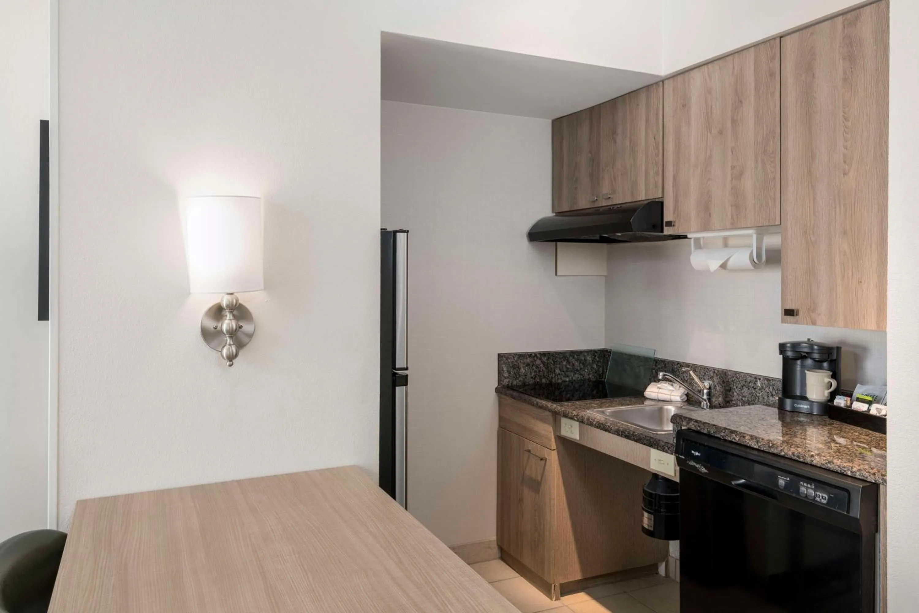 Kitchen or kitchenette in Homewood Suites Miami Airport/Blue Lagoon