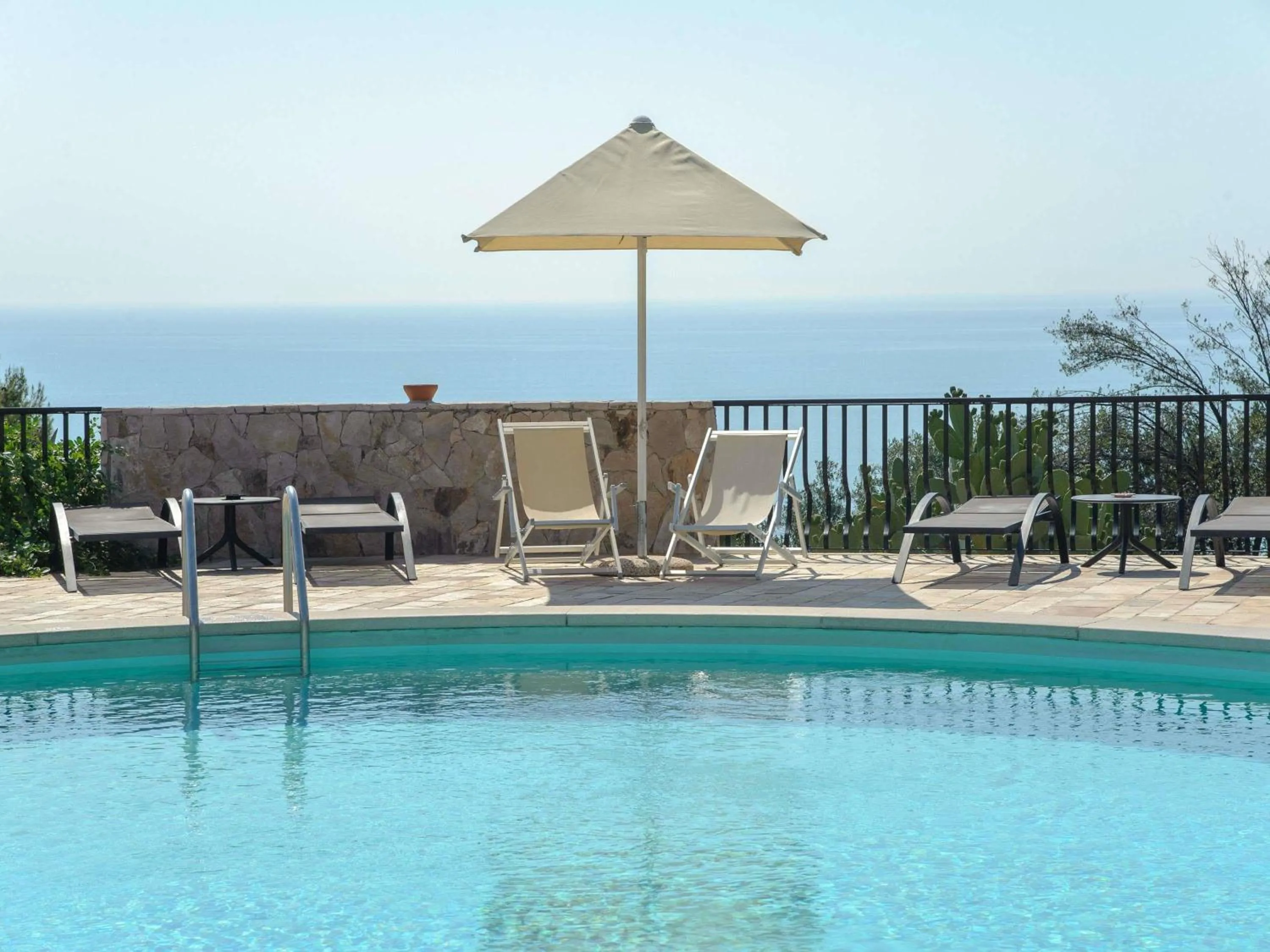 Pool view in Baia Delle Zagare - Handwritten Collection