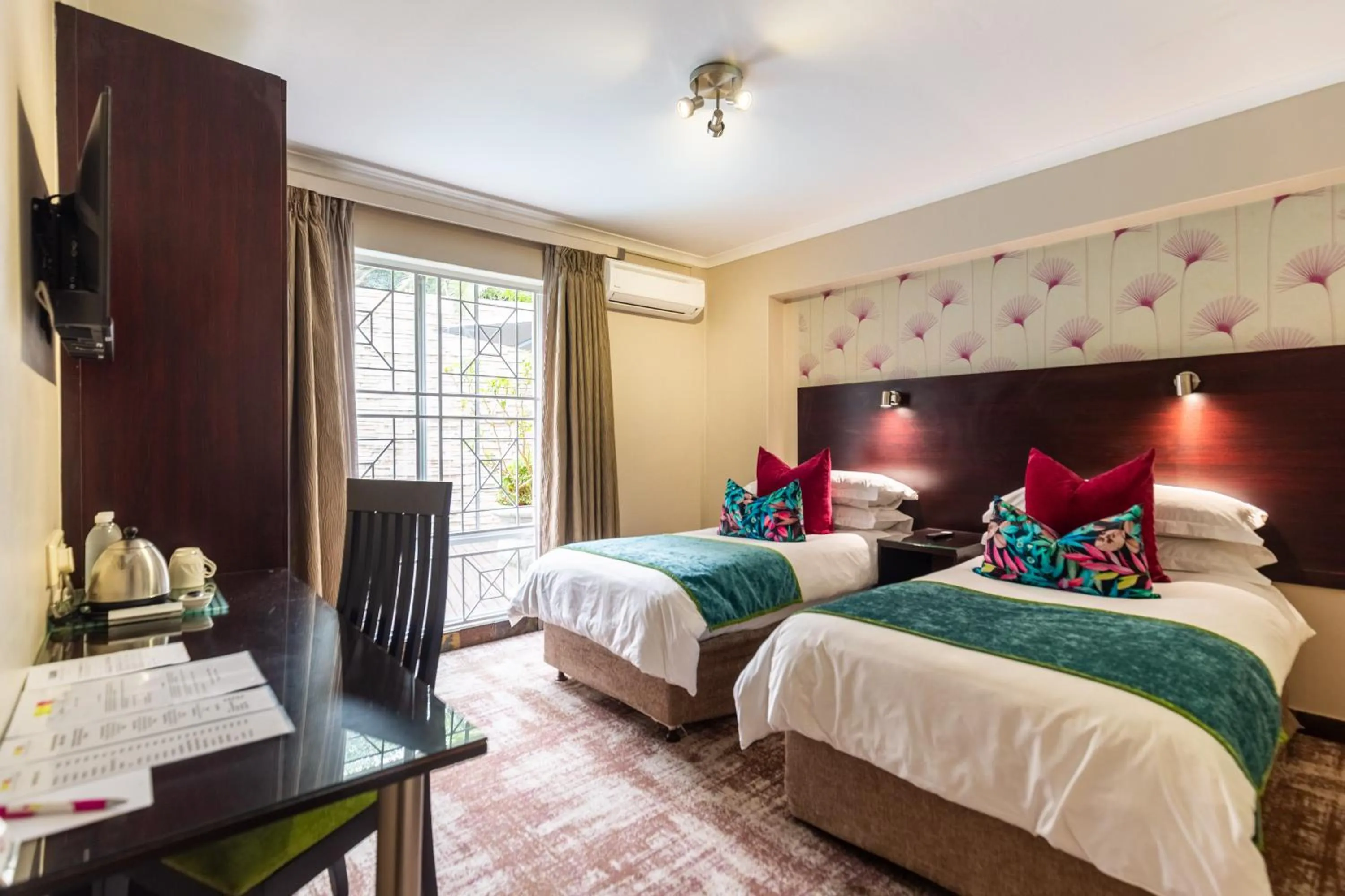 Bedroom, Bed in Signal Hill Lodge