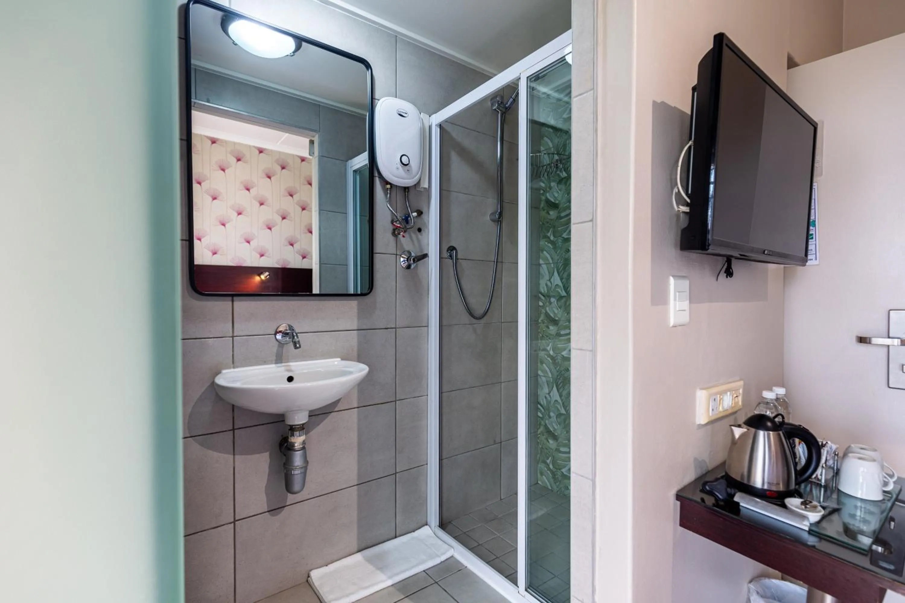 Shower in Signal Hill Lodge